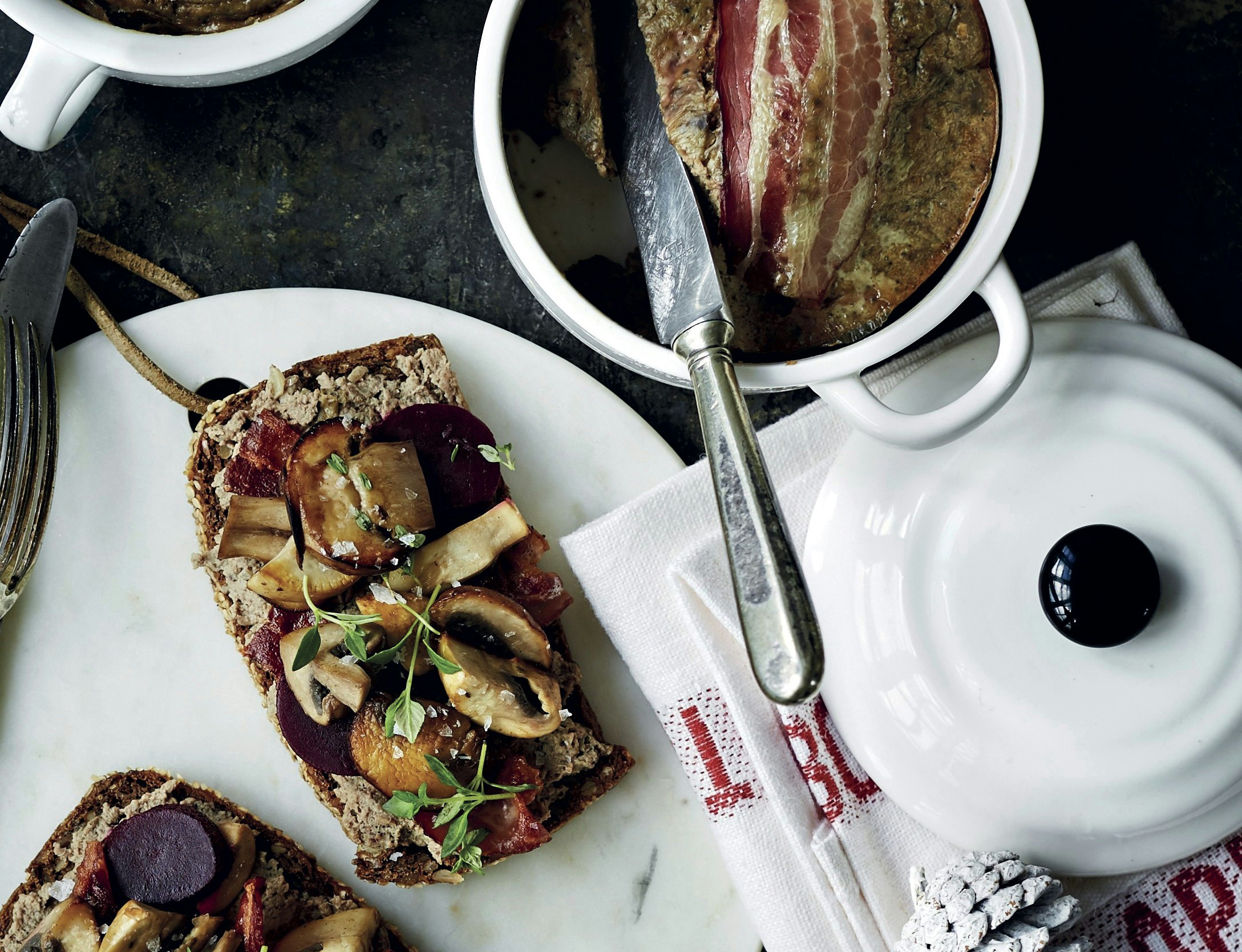 Leverpostej med timian, bacon og svampe