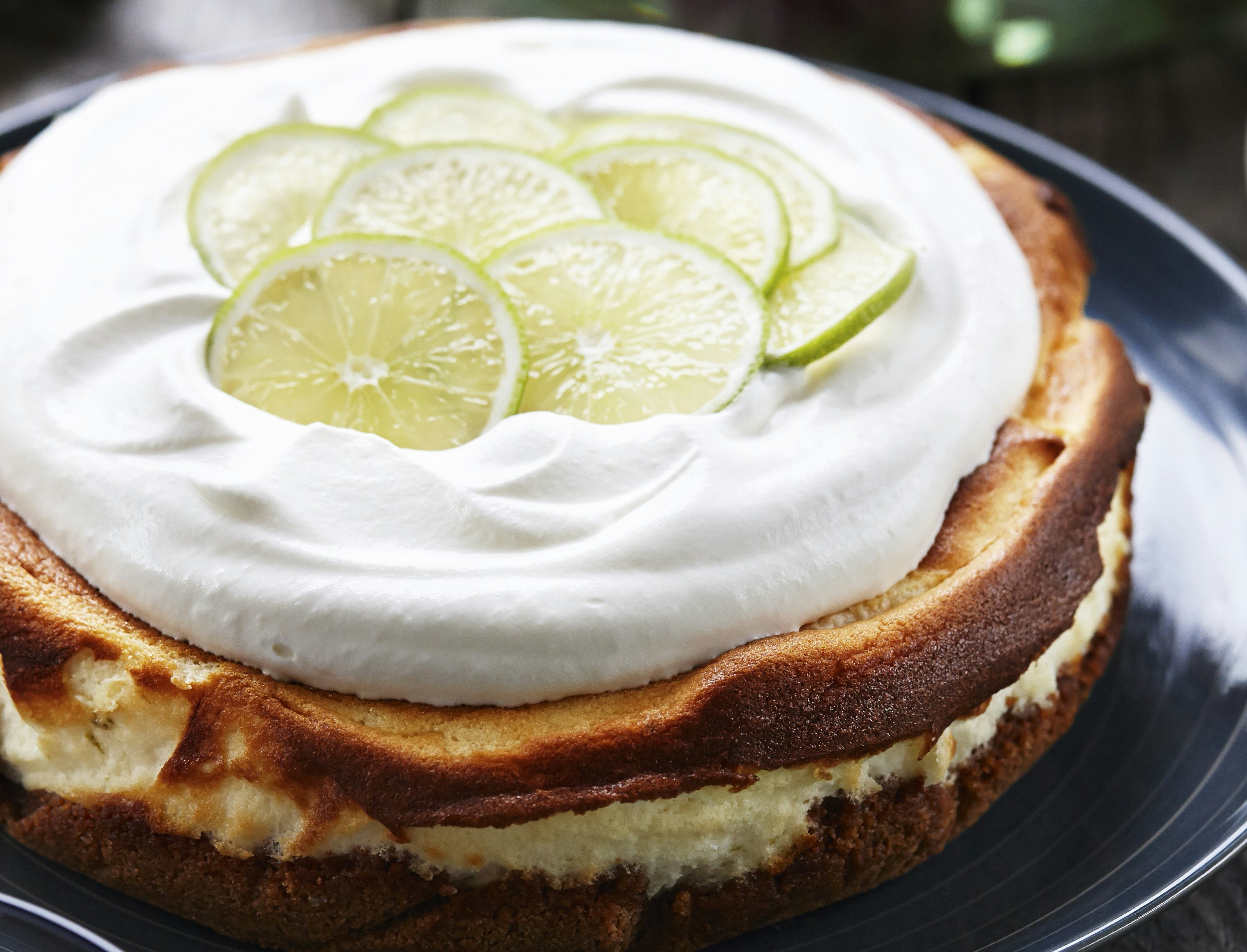 Limetærte med makroner og flødeskum