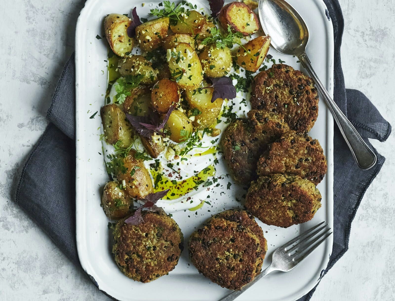 Linsefrikadeller med krydrede kartofler og yoghurtcreme