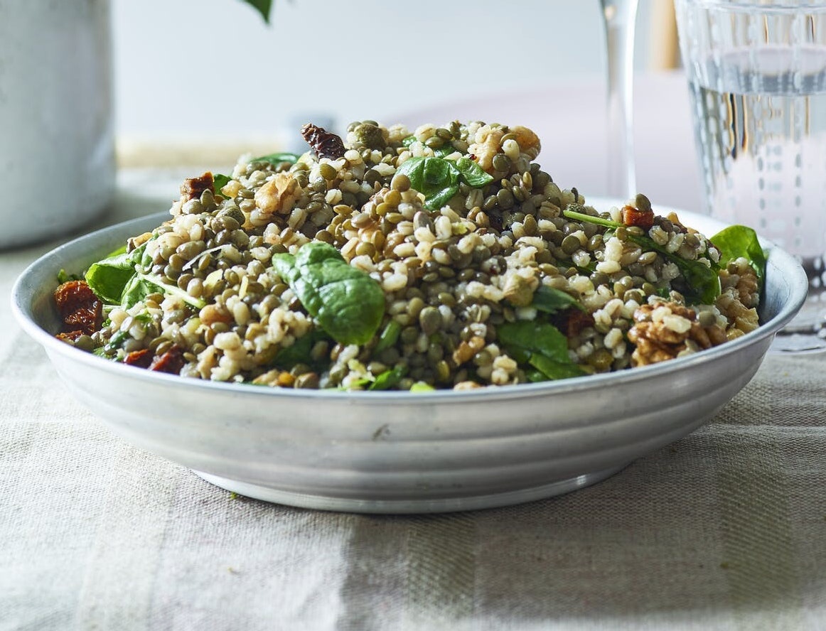 Linsesalat med spinat, valnødder og semidried tomater