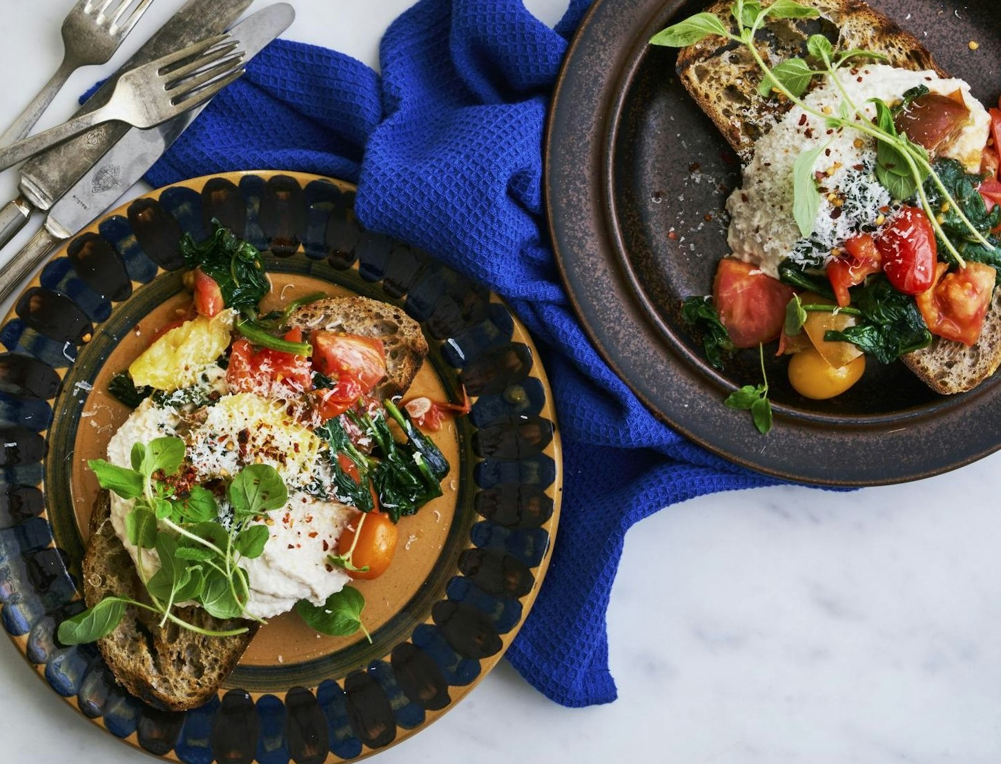 Luksus-bruchetta med bønnecreme og grønt