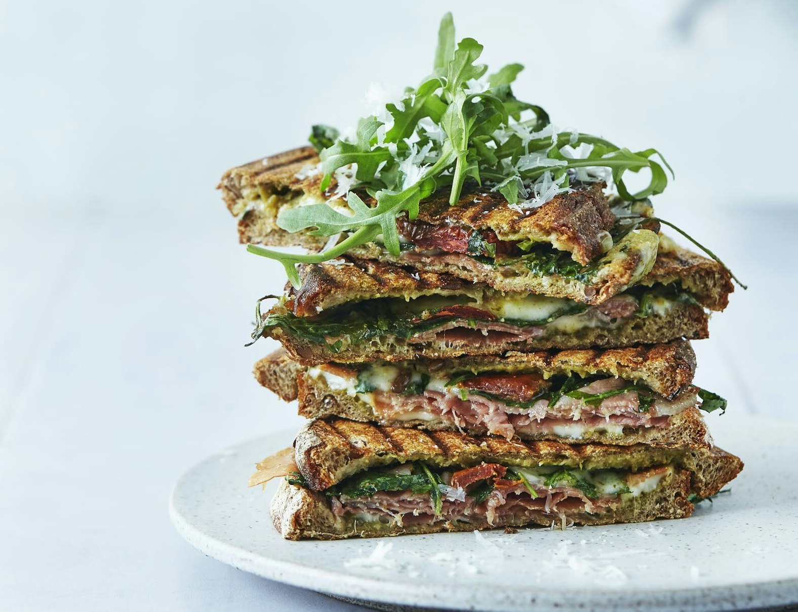 Luksustoast med pesto og parmaskinke