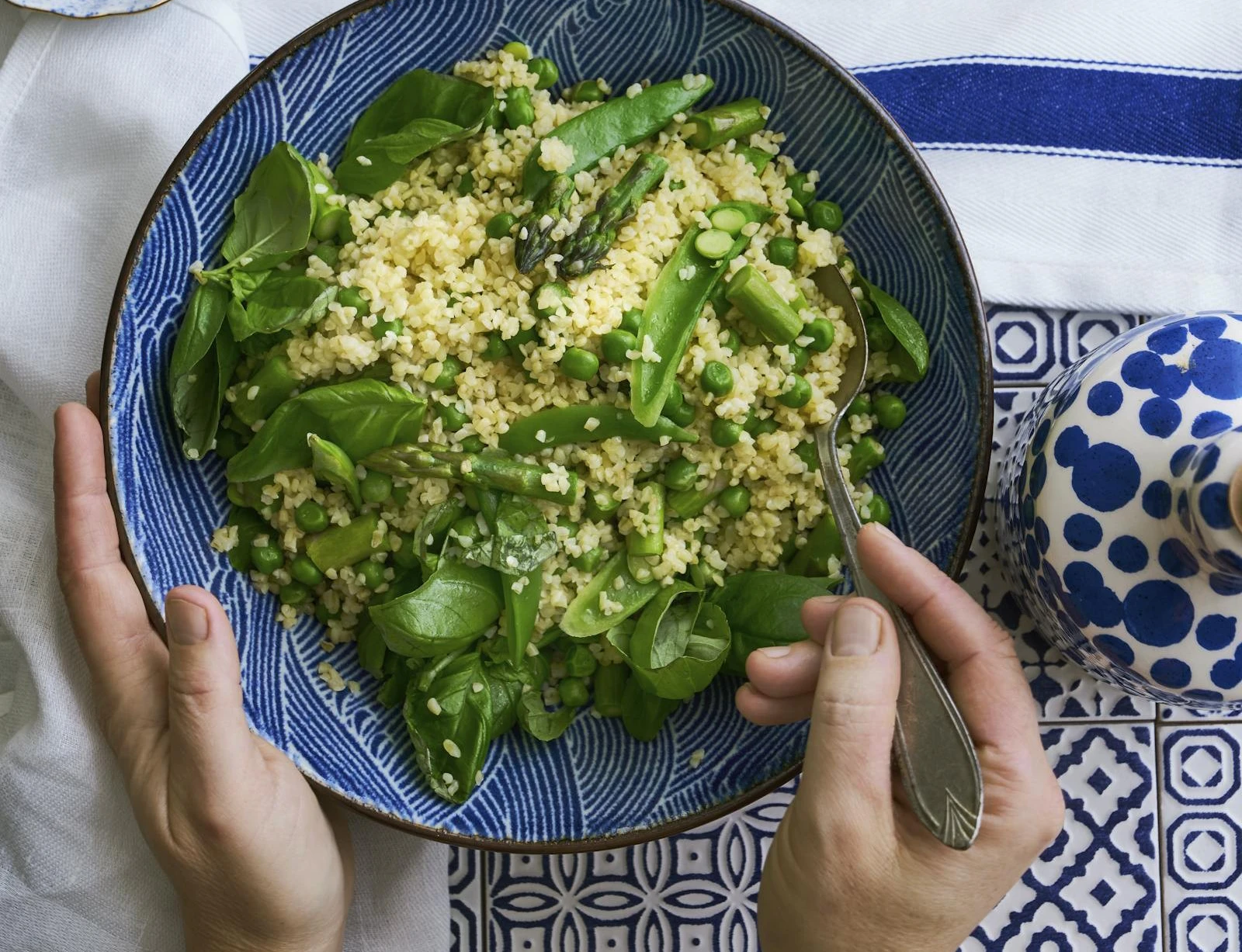 Lun aspargessalat med bulgur og sukkerærter