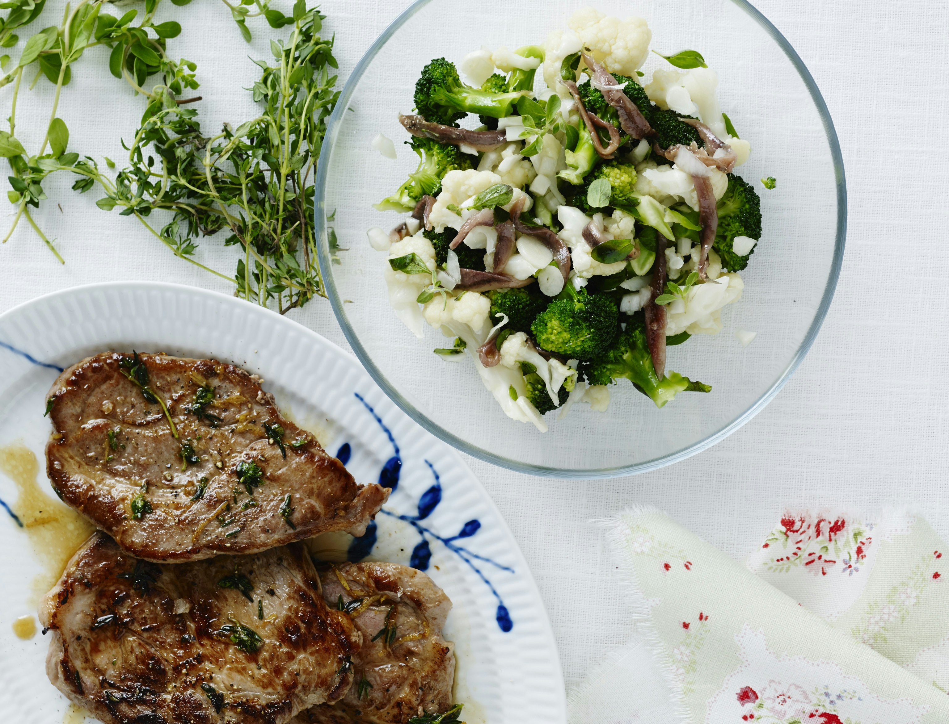 Lun blomkål-broccoli-salat og svinekoteletter med timian