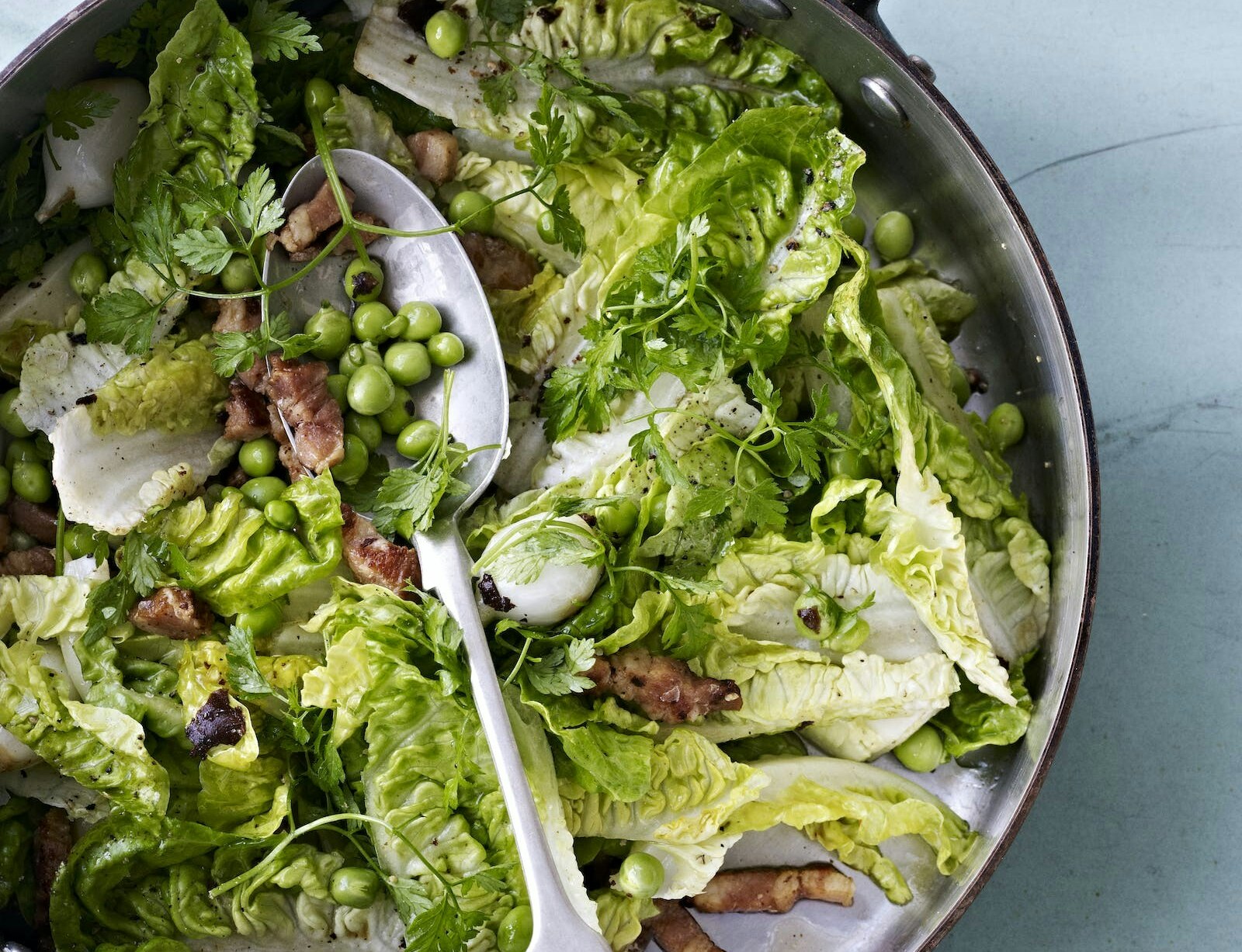 Lun salat med ærter, perleløg og bacon