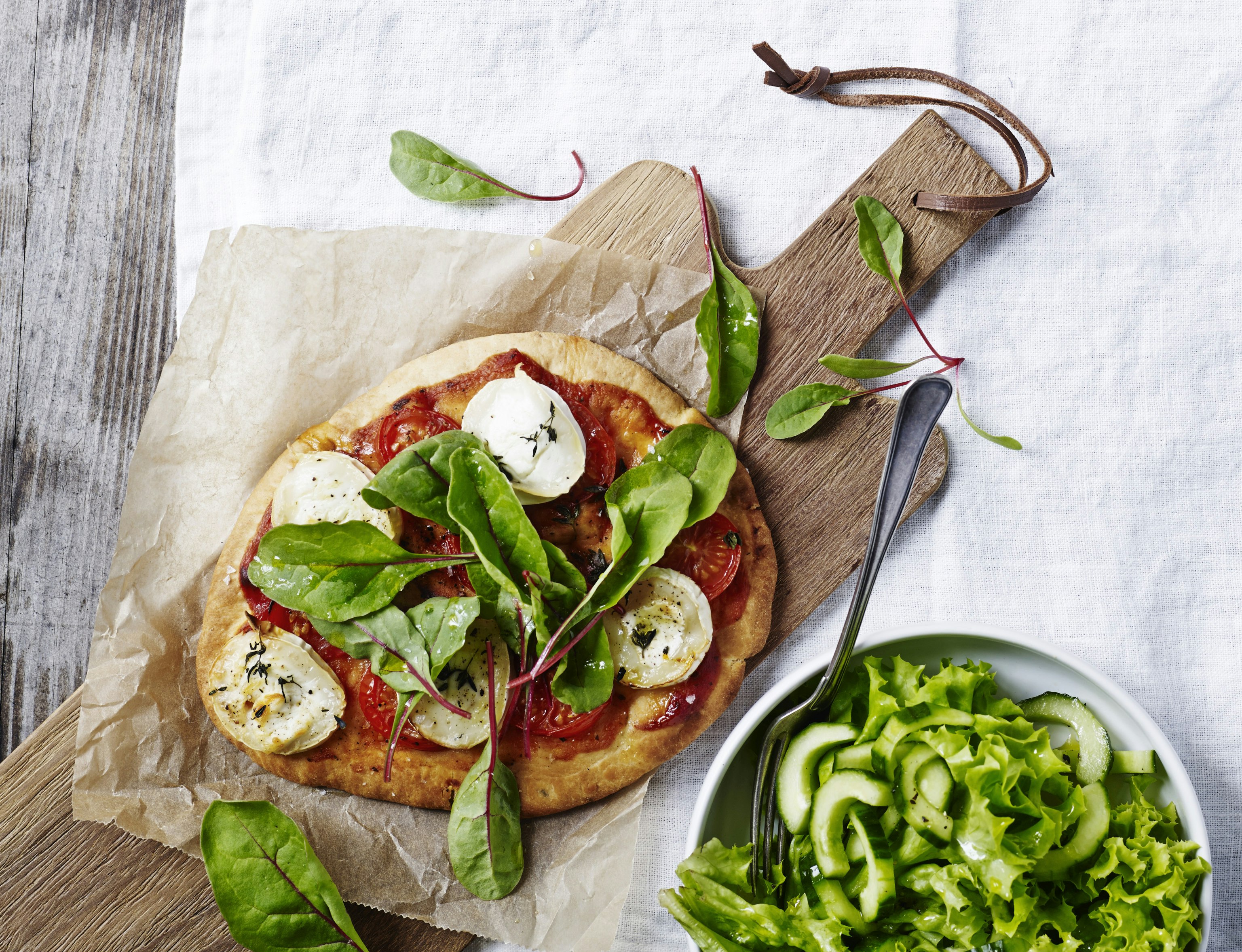 Lynpizzaer med gedeost og parmaskinke