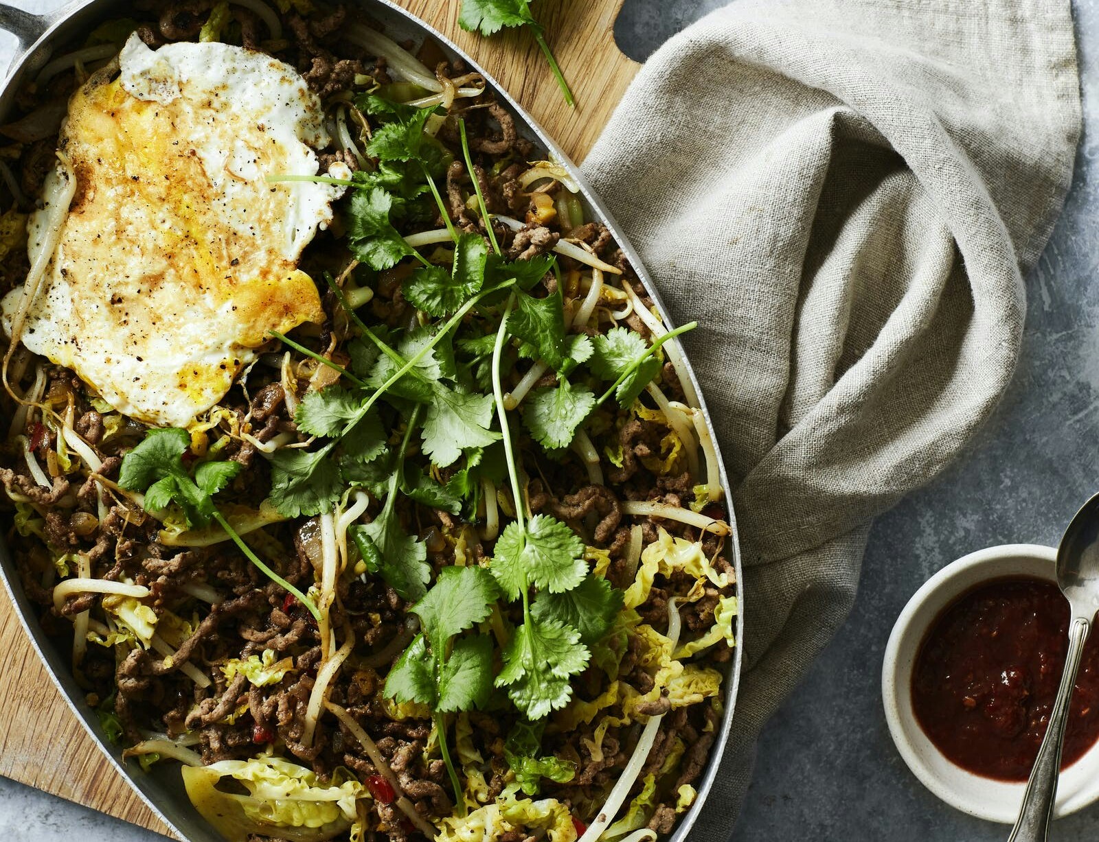 Lynstegt oksekød med savojkål, bønnespirer og spejlæg