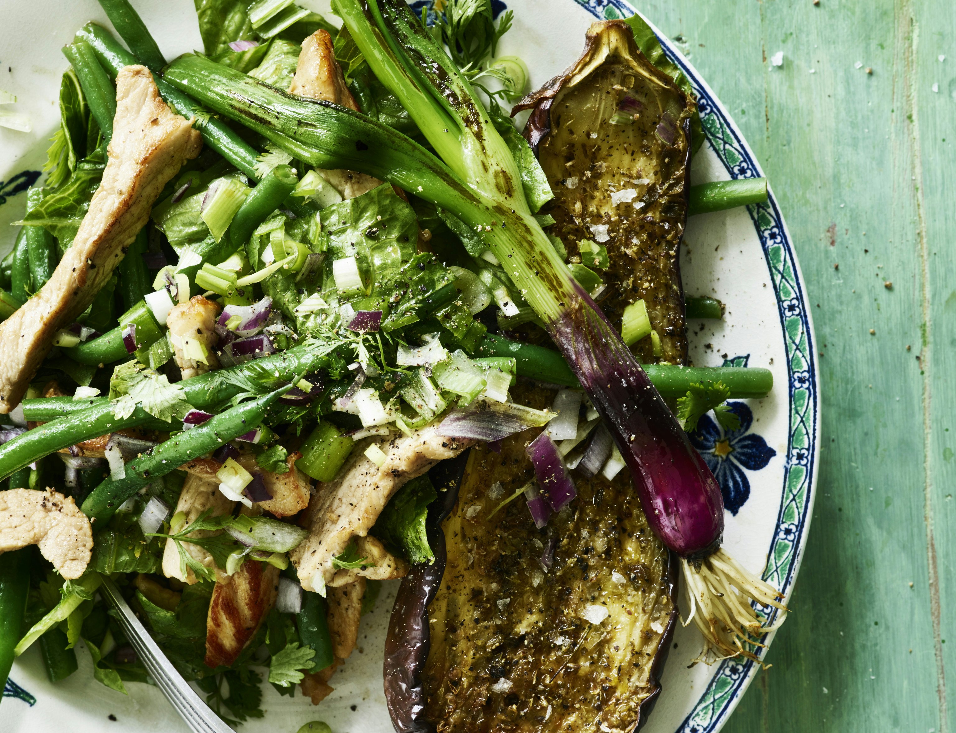Lynstegt svinemørbrad med bagt aubergine og bønnesalat