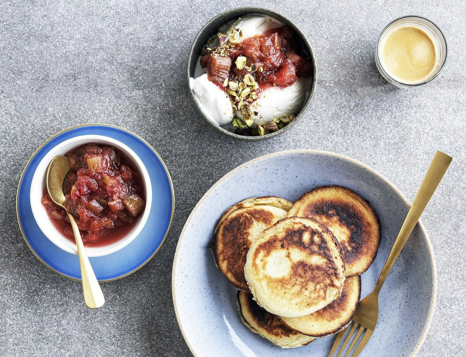 Mandel-pandekager med rabarberkompot og vaniljeis