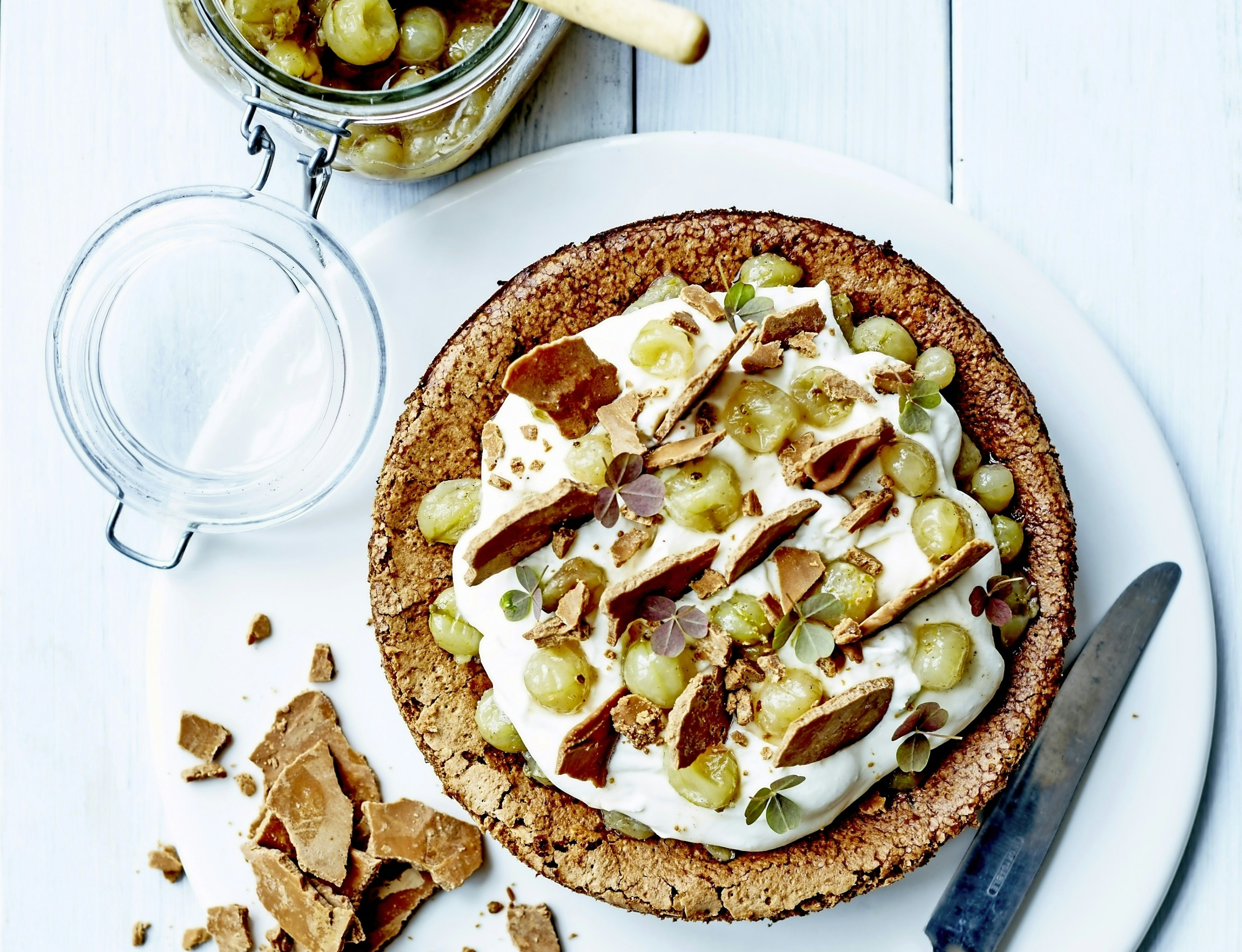 Mandelkage med stikkelsbær og chokolade