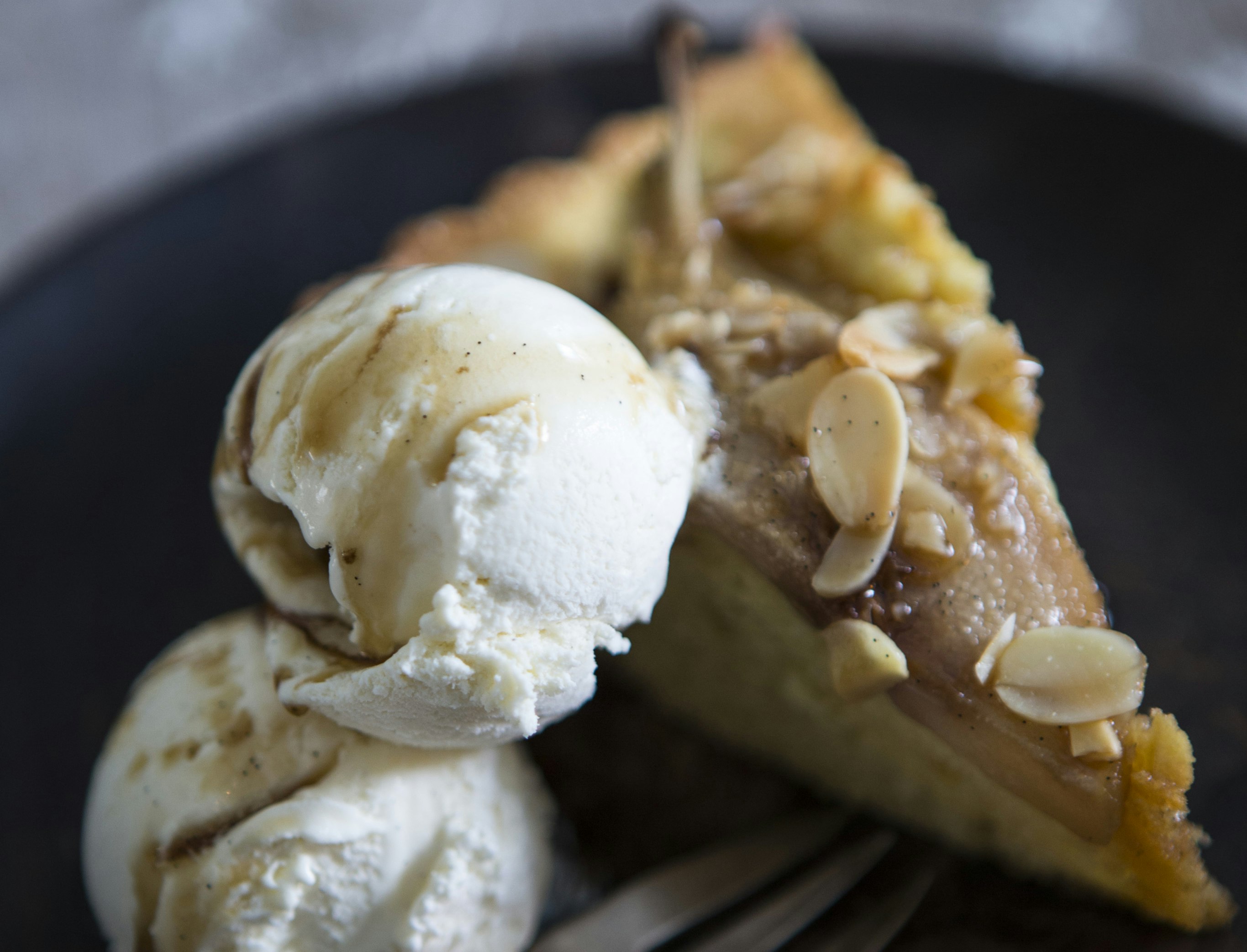 Mandelkage med syltede pærer og vaniljeis