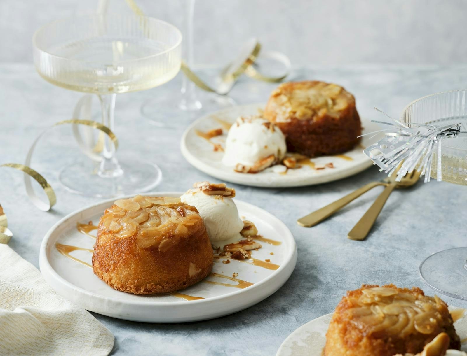 Mandelkager med syltet pære, is og brændte mandler