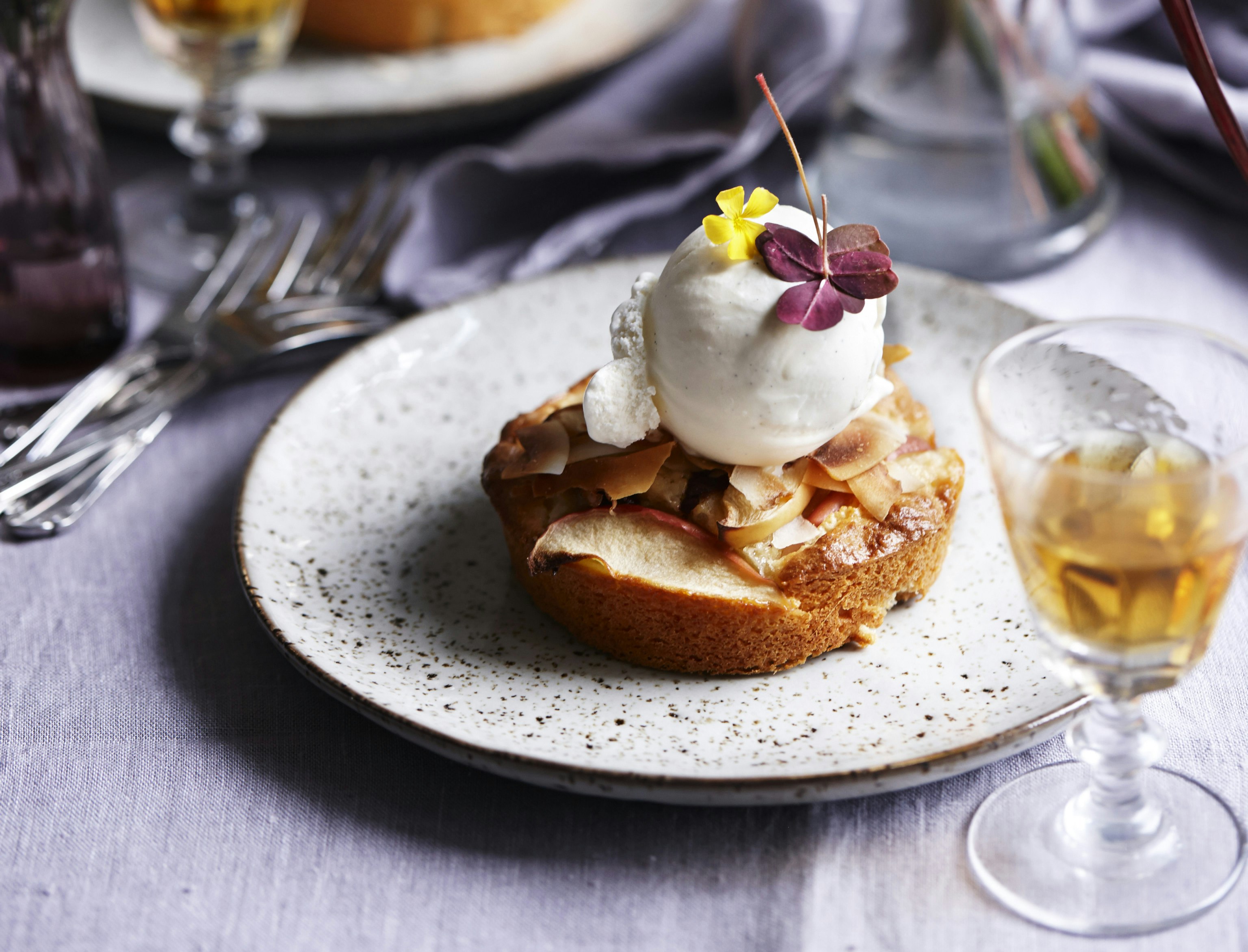 Marcipan-æblekager med lys chokolade