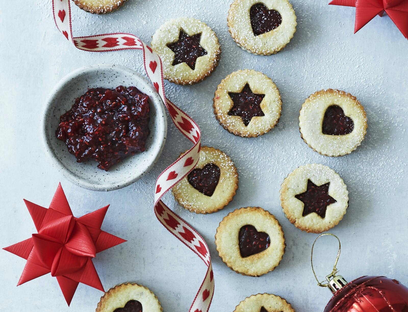 Marcipansmåkager med julemarmelade