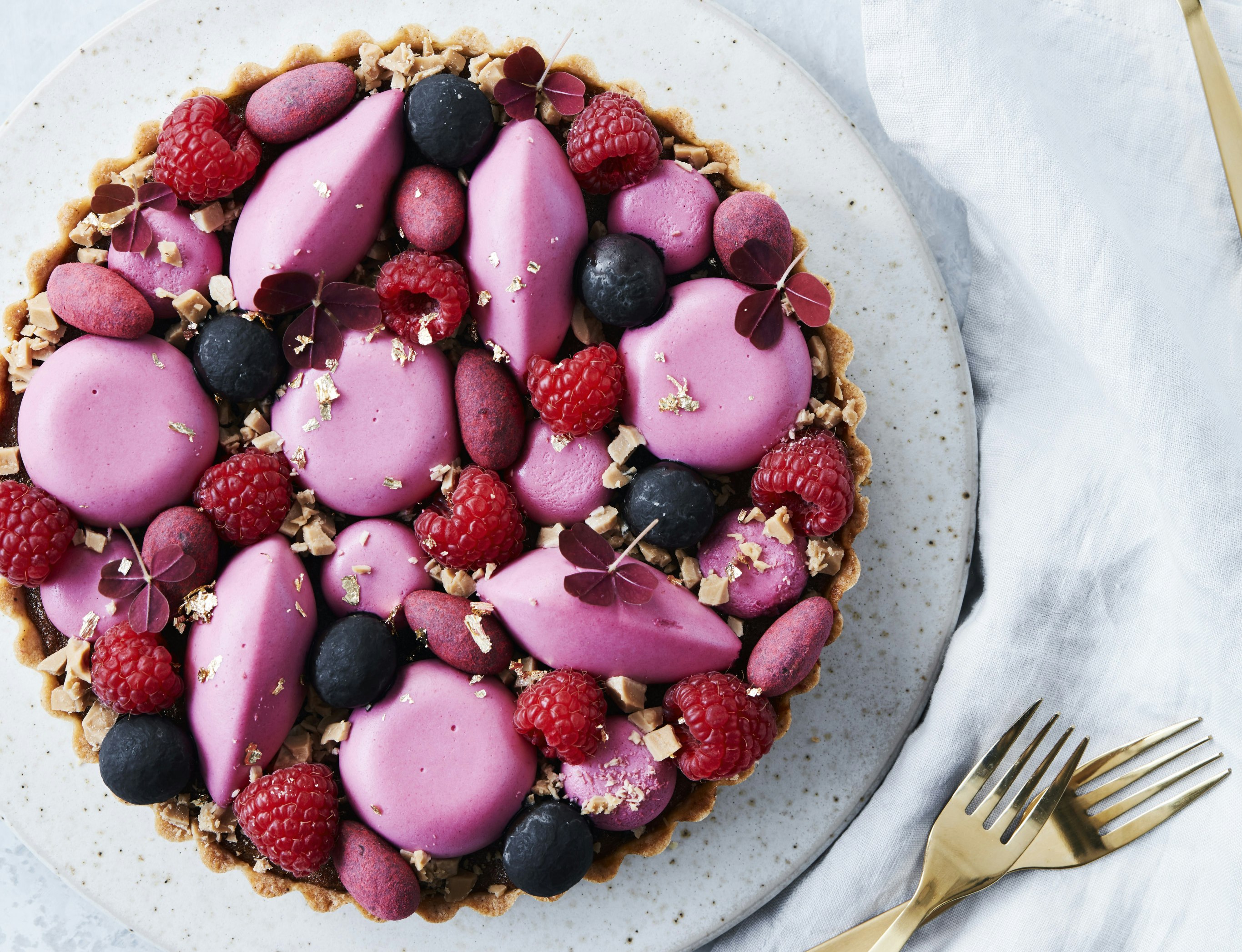 Marcipantærte med hindbærmoussebomber