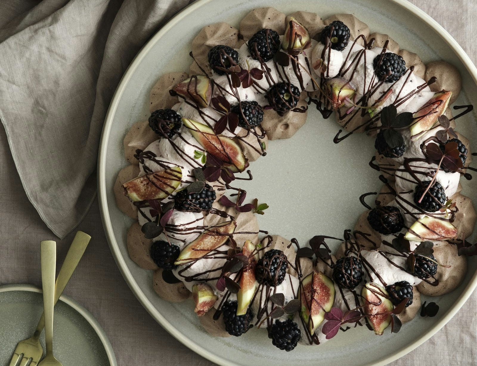 Marengskrans med figner og brombær