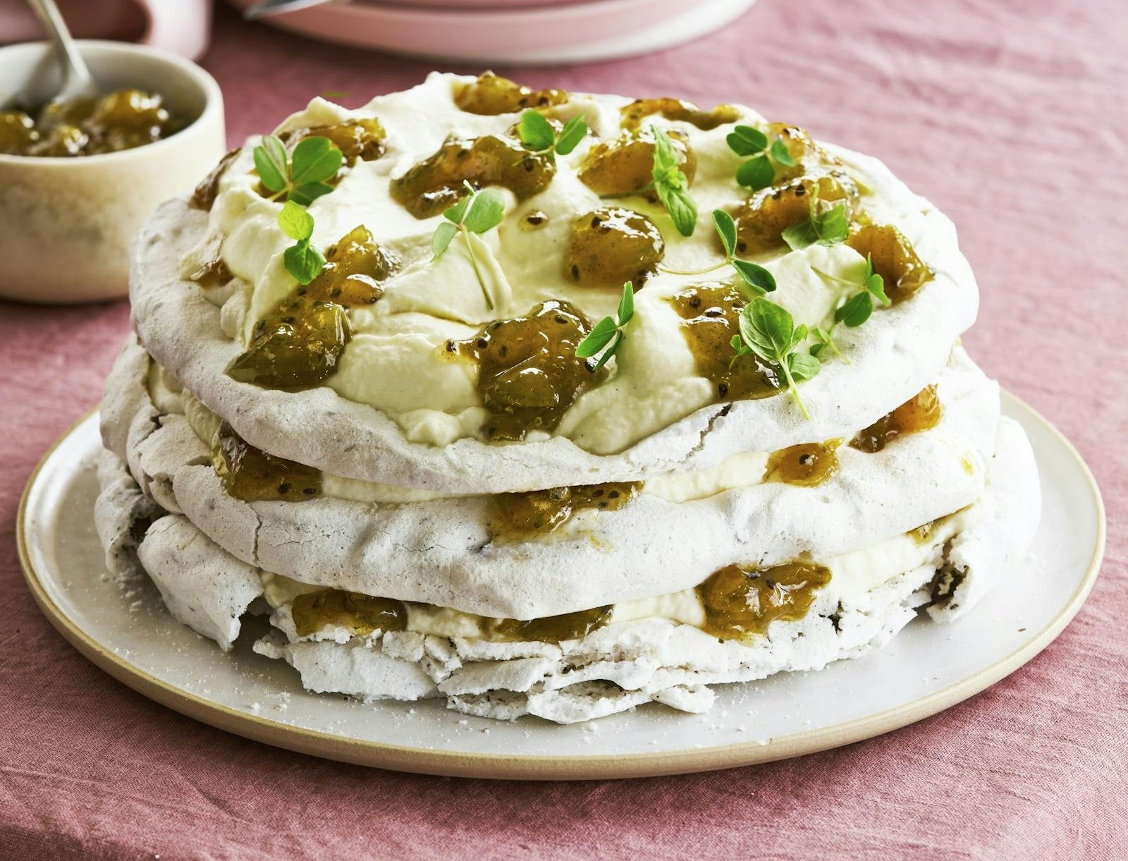 Marengslagkage med chokolade, stikkelsbær og creme