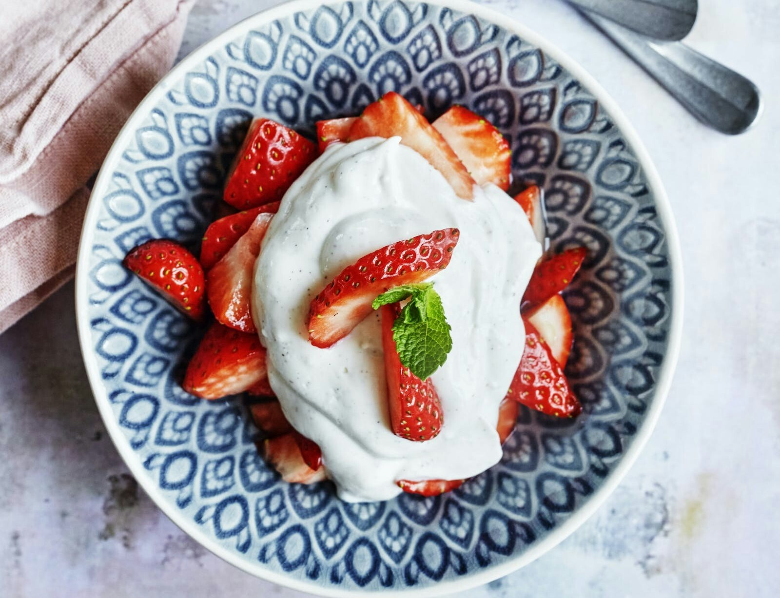 Marinerede jordbær med hyldeblomstcreme