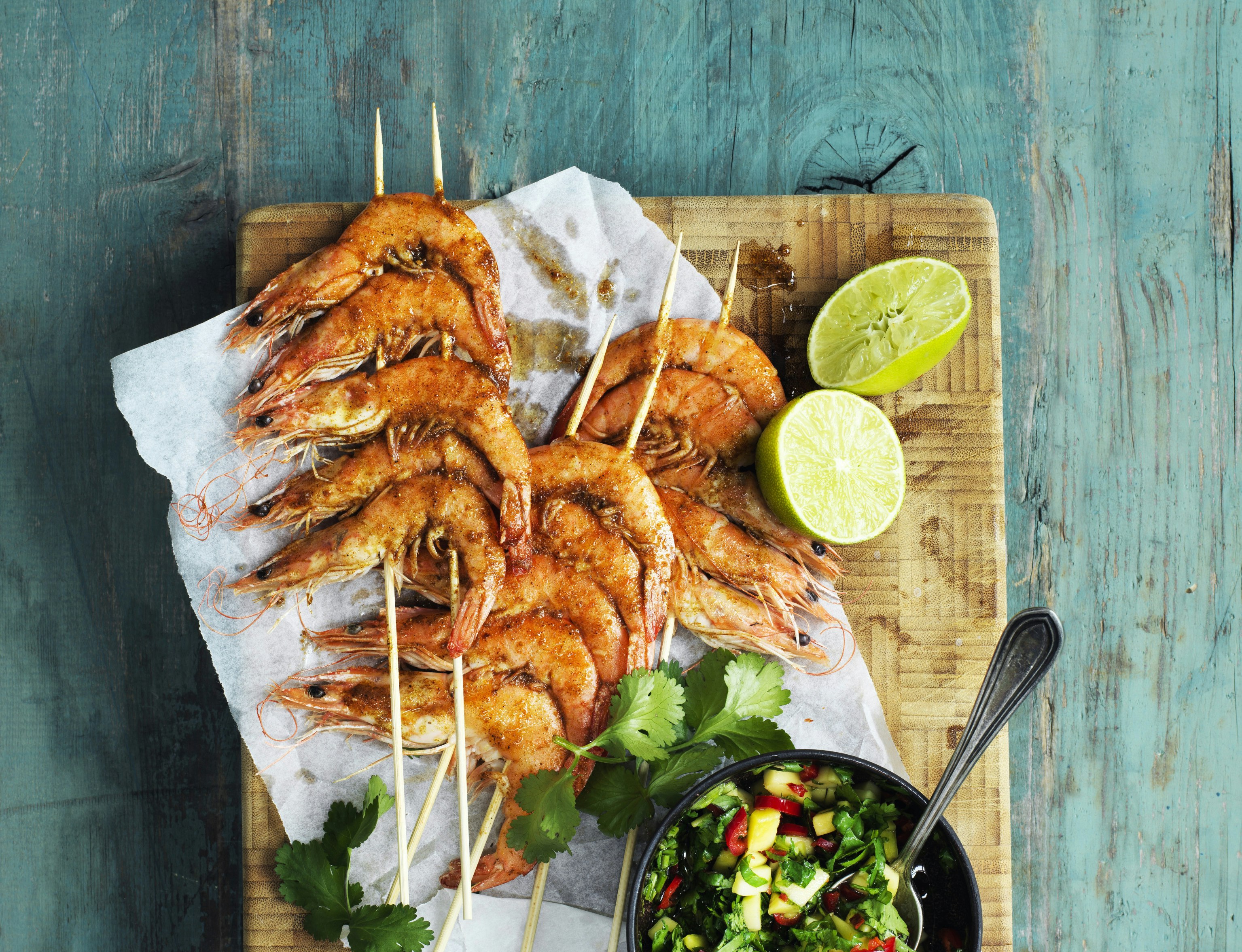 Marinerede rejer på spyd med salsa