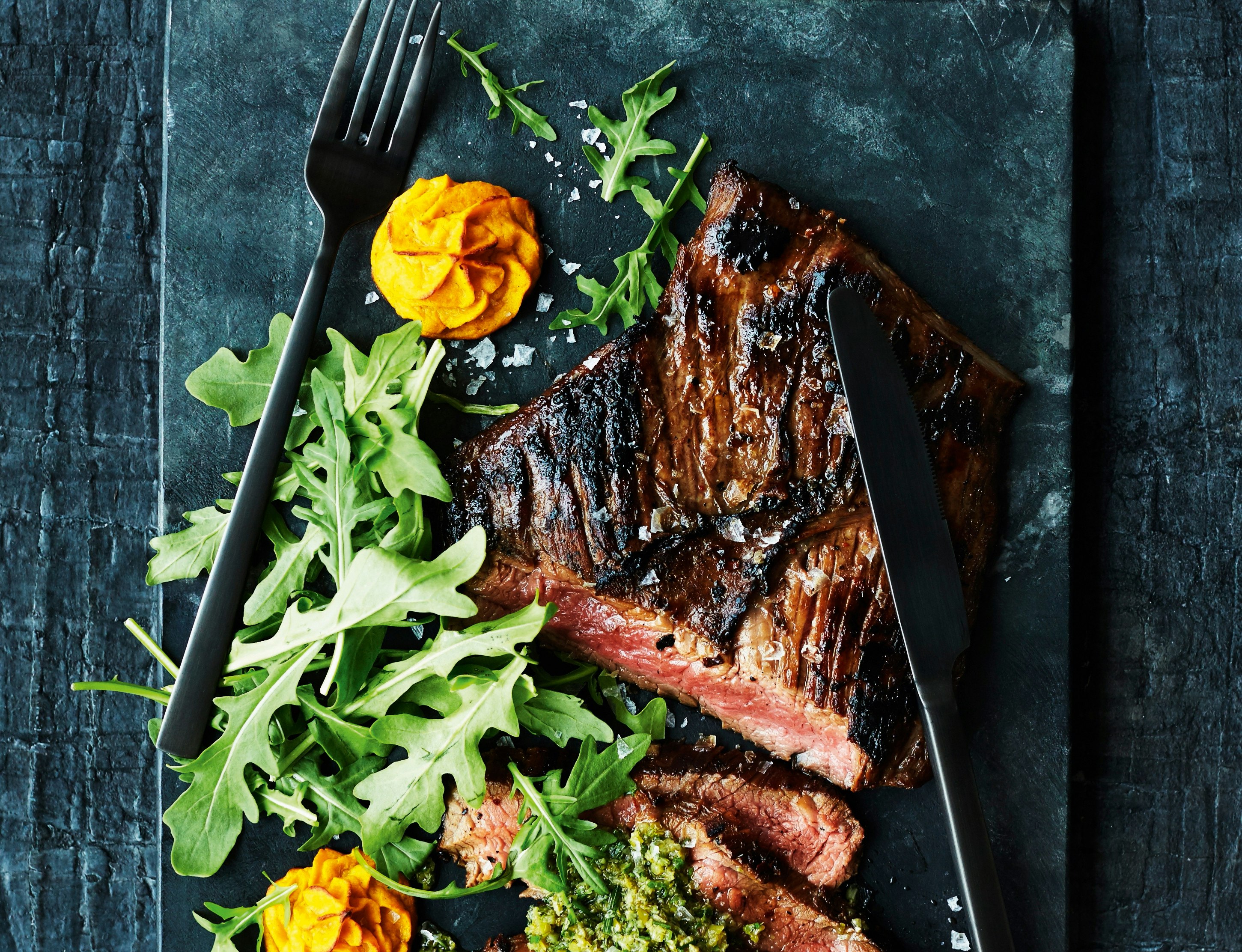 Marineret flanksteak med pommes duchesse og salsa verde