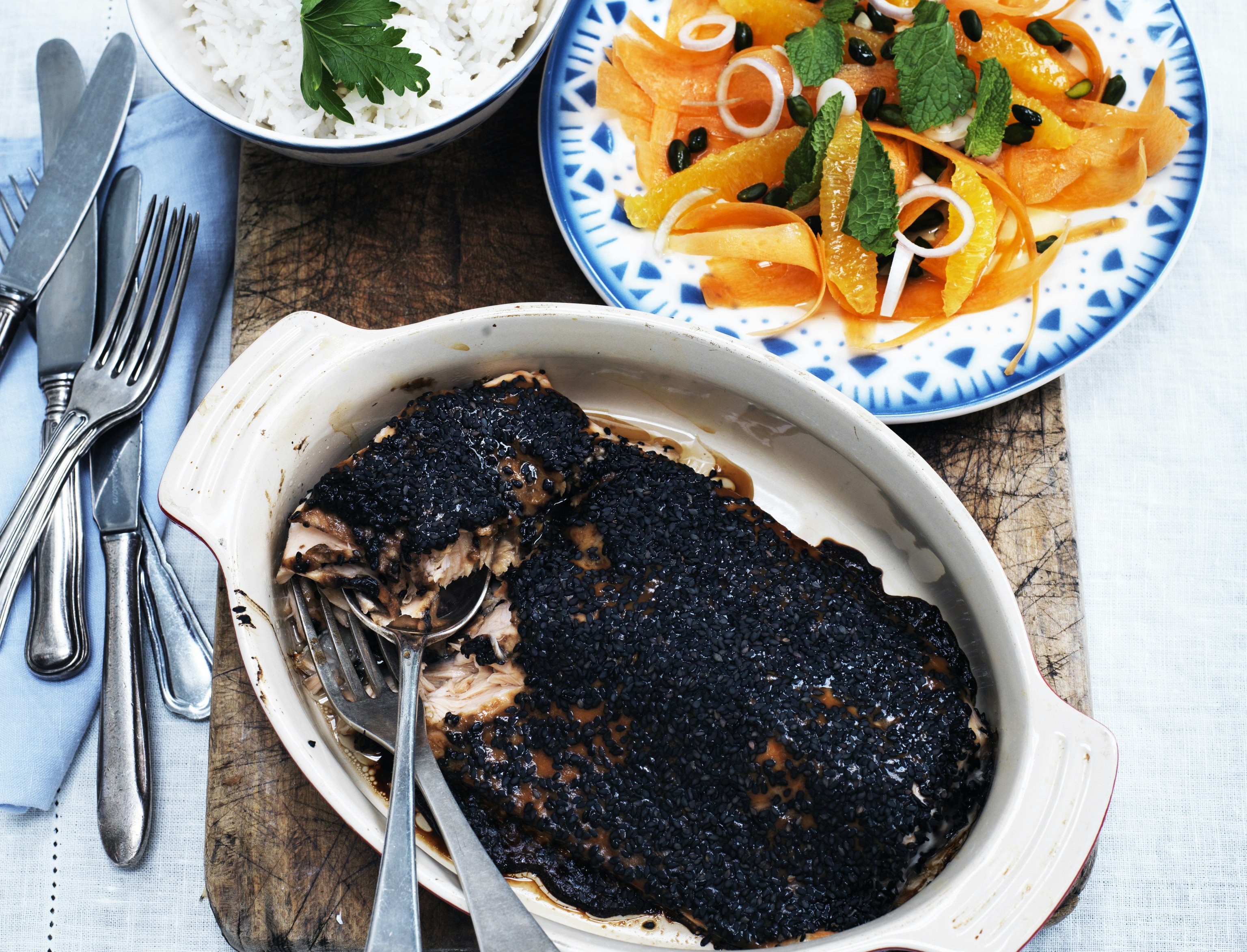 Marineret laks med ris og gulerodssalat