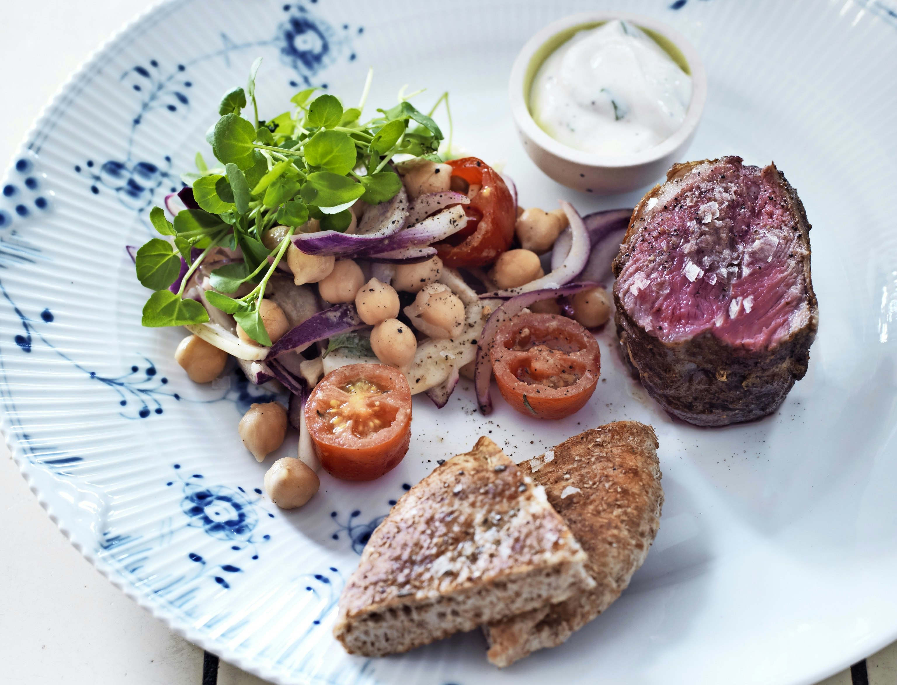 Marokkansk lam med pitabrød, kikærtesalat og dip