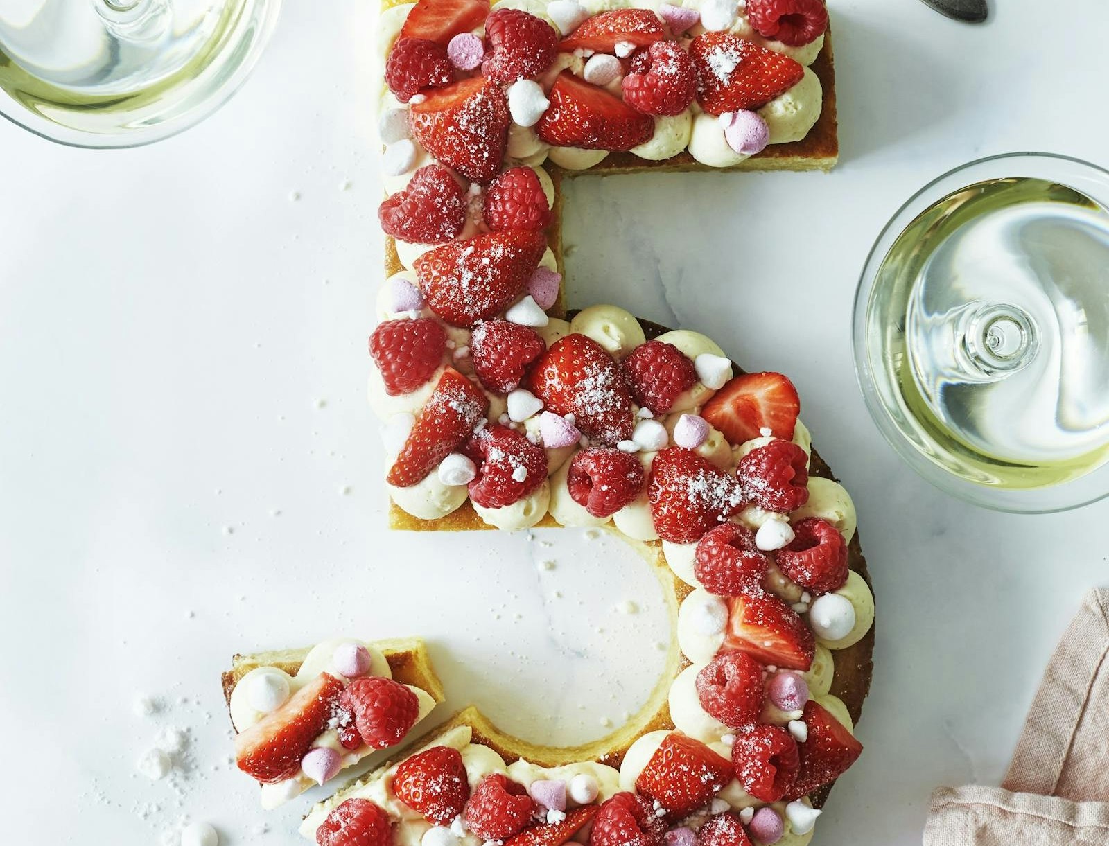 Mazarin-talkage med vaniljecreme og bær