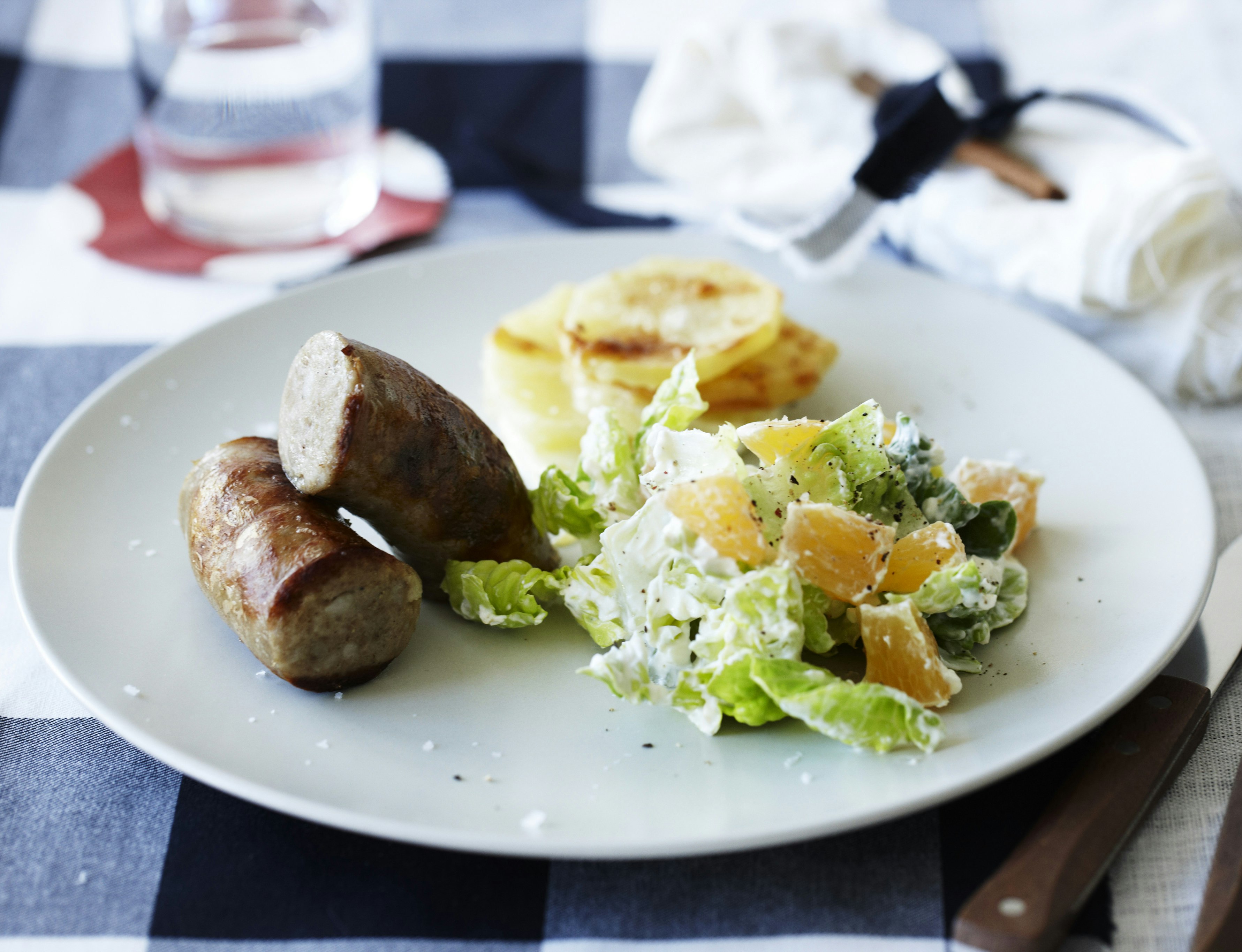 Medister med mandarinsalat og flødekartofler