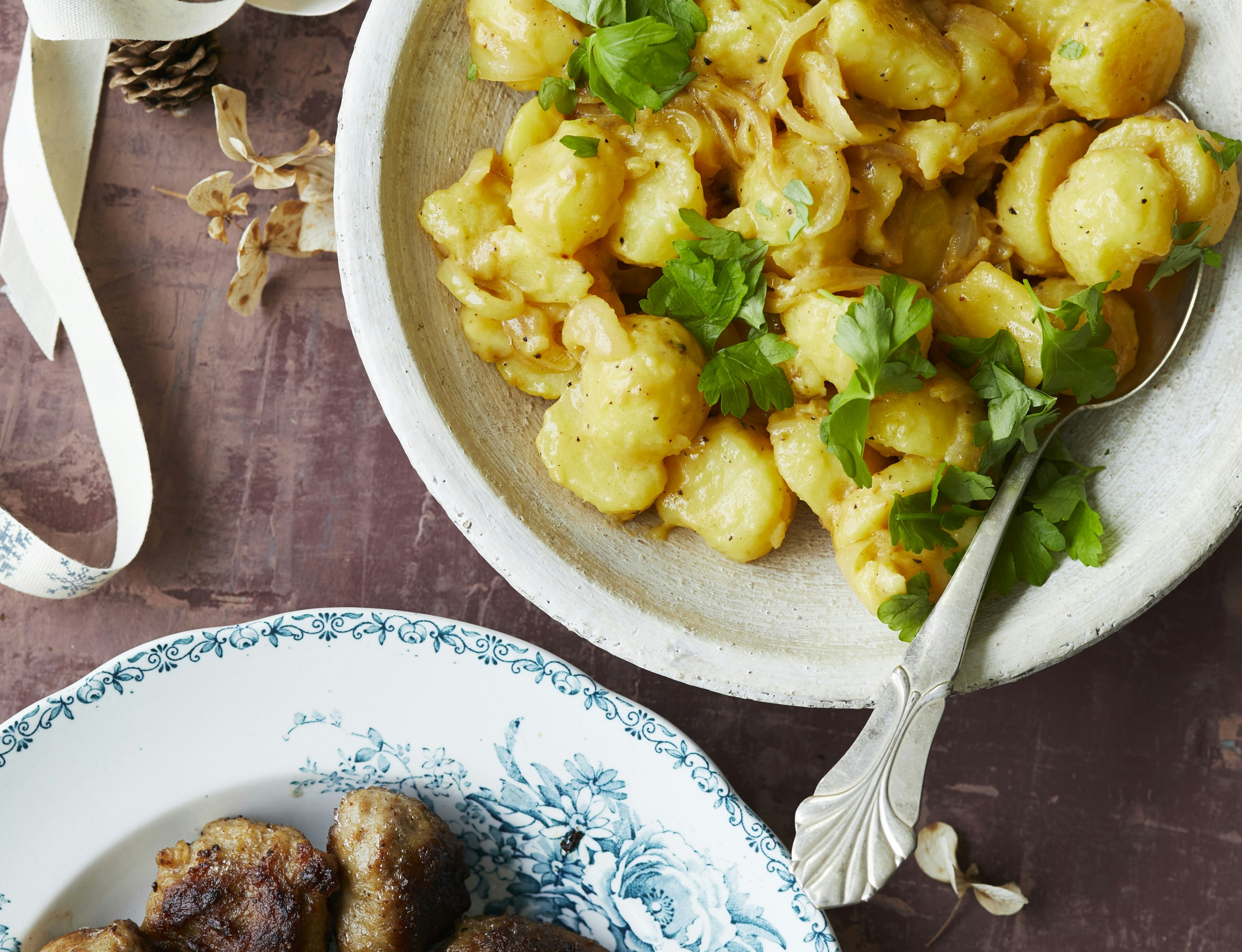 Medisterfrikadeller med lun kartoffelsalat