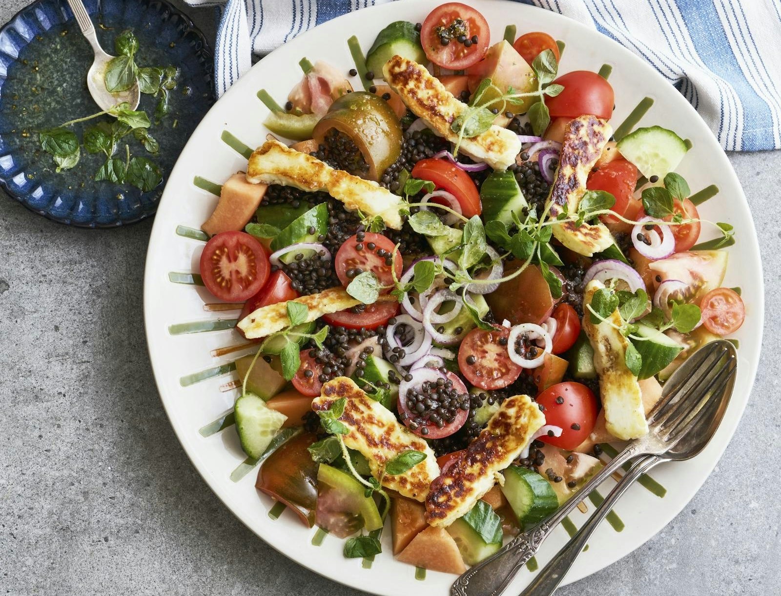 Melon- og tomatsalat med linser og halloumi