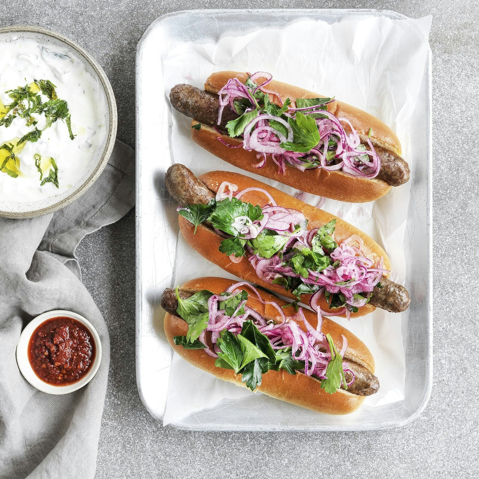 Merguez-hotdogs med løgsalat og myntecreme