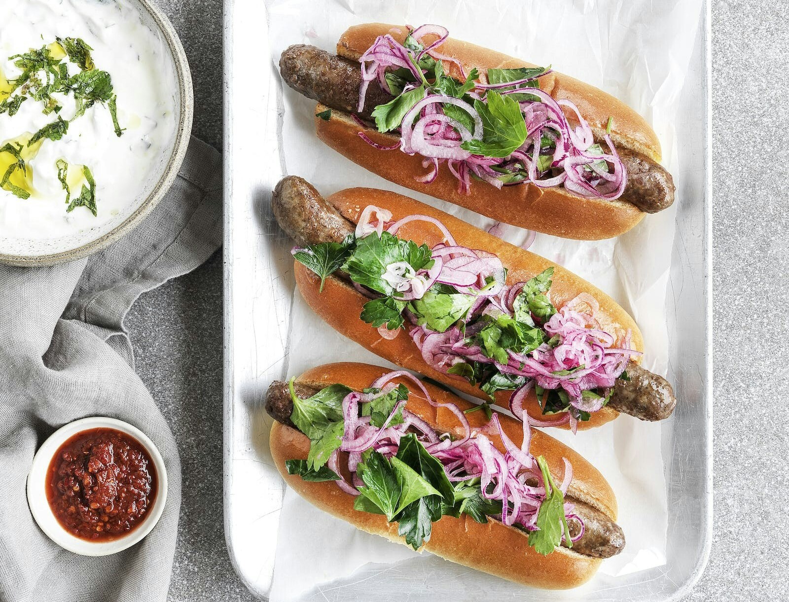 Merguez-hotdogs med løgsalat og myntecreme