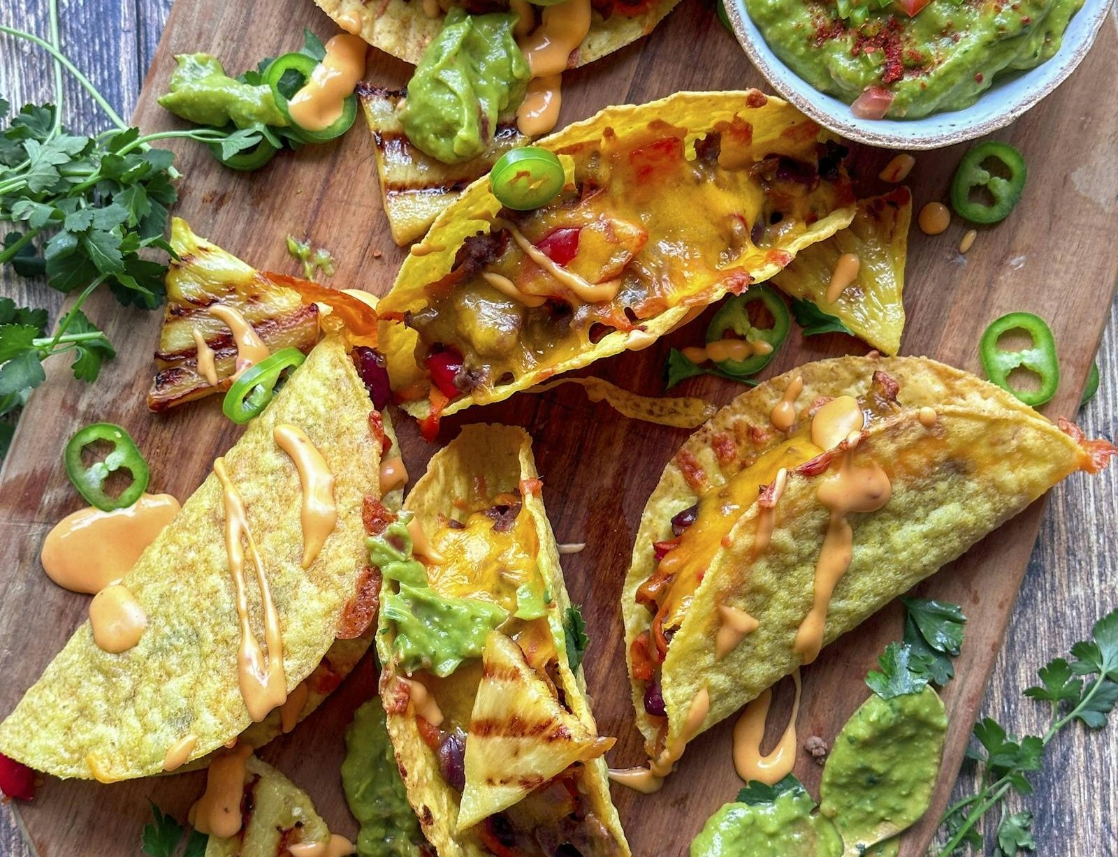 Mexicanske tacos med stegt ananas og guacamole
