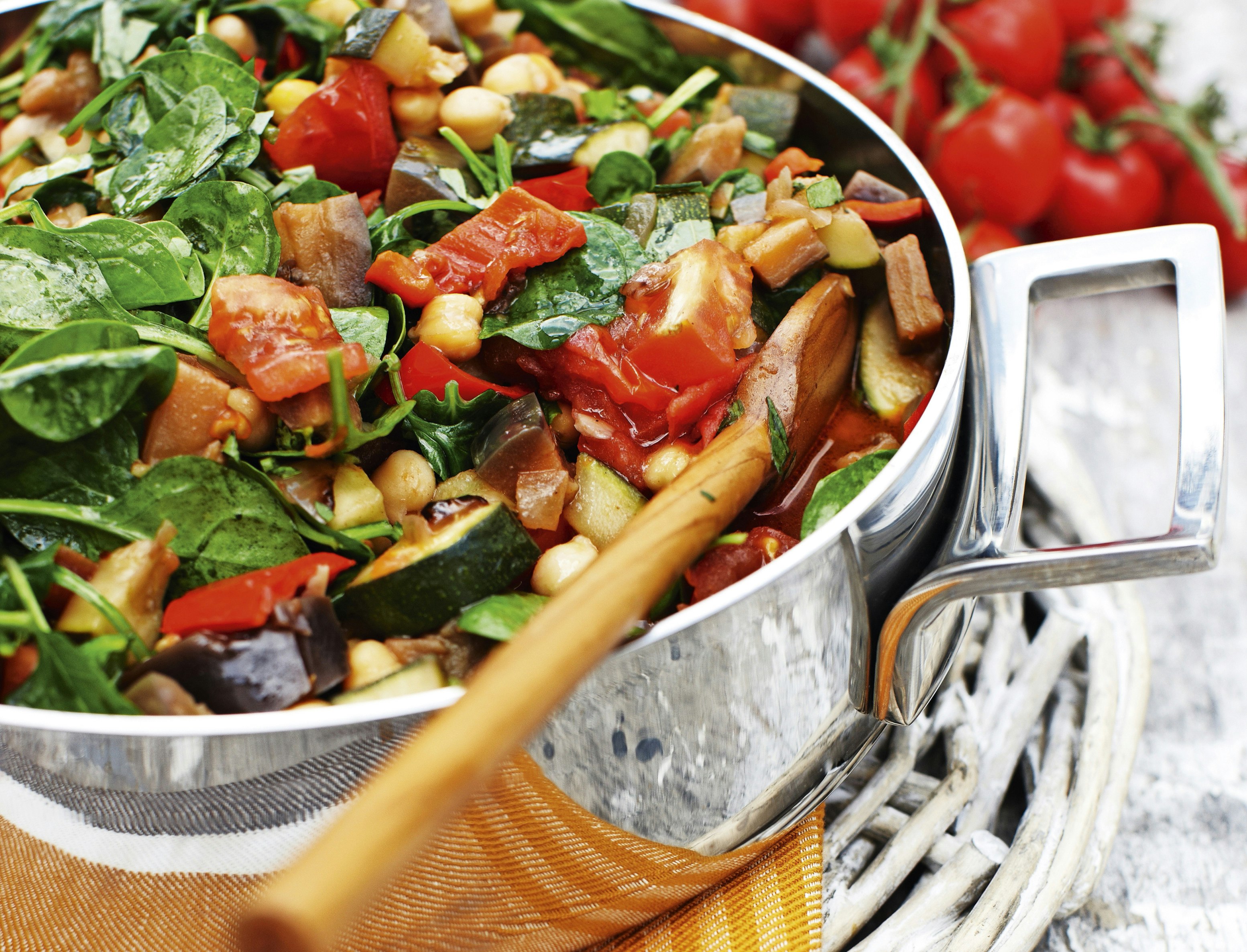 Middelhavsgryde med aubergine, squash og kikærter