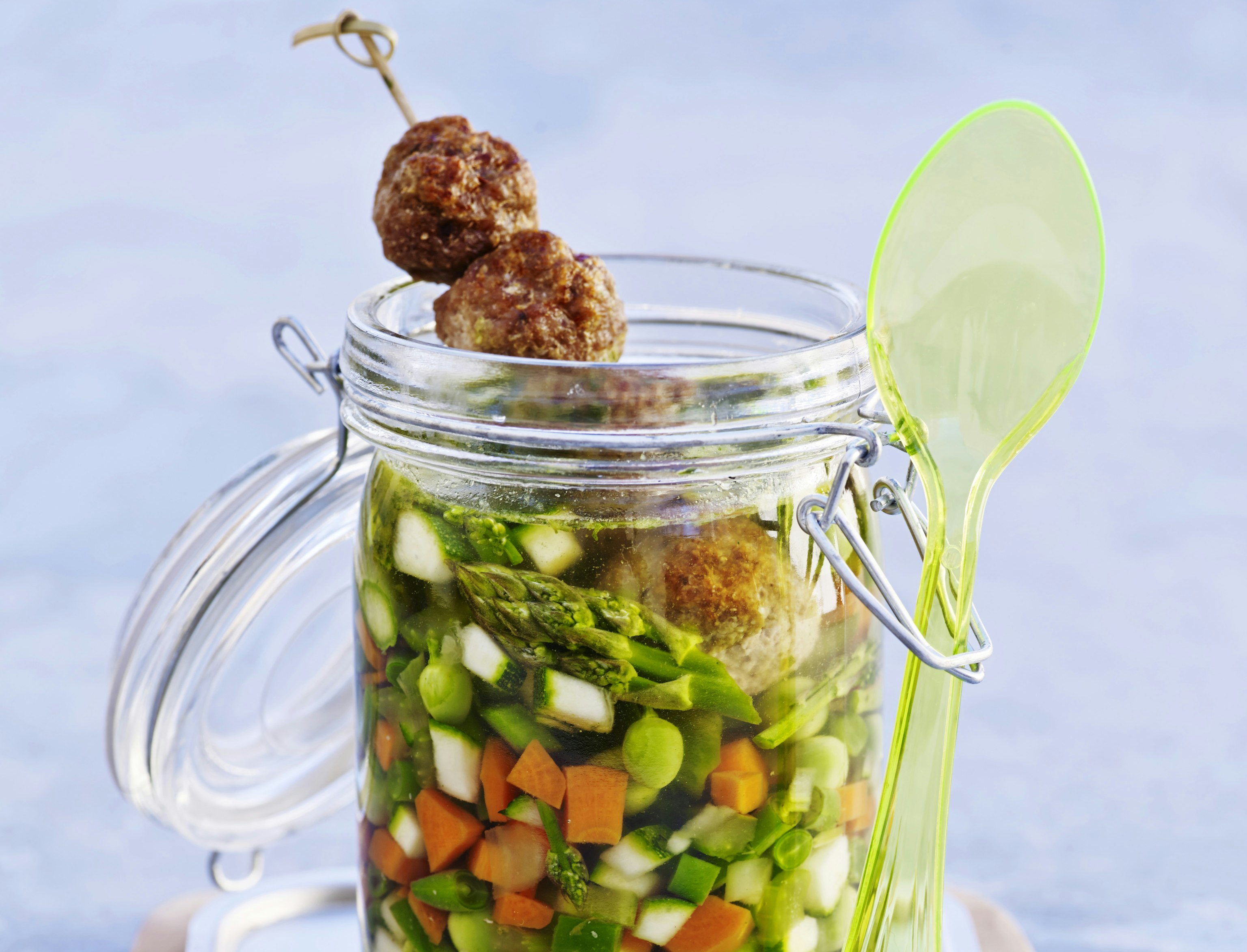 Minestrone med grøntsager og ovnstegte kødboller