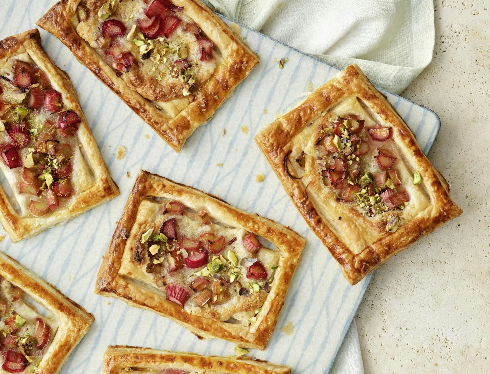 Mini-butterdejstærter med rabarber