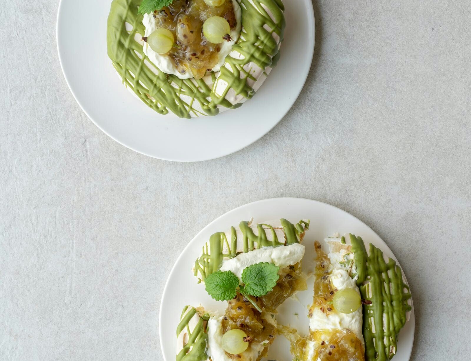 Mini-pavlova med matcha-chokolade og stikkelsbærkompot