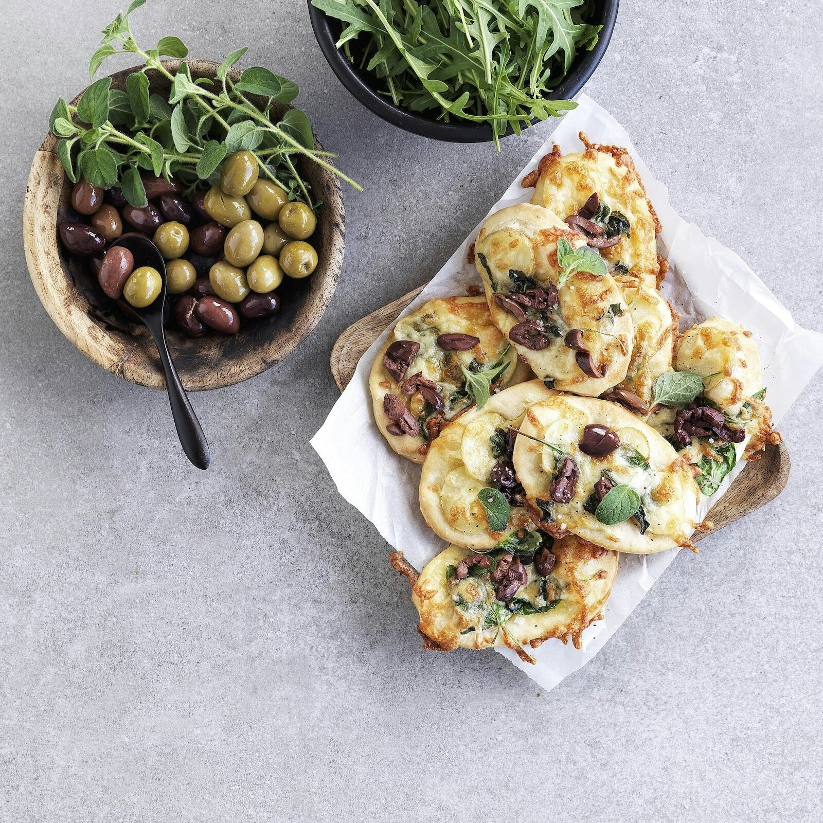 Mini-pizzaer med kartoffel og oliven