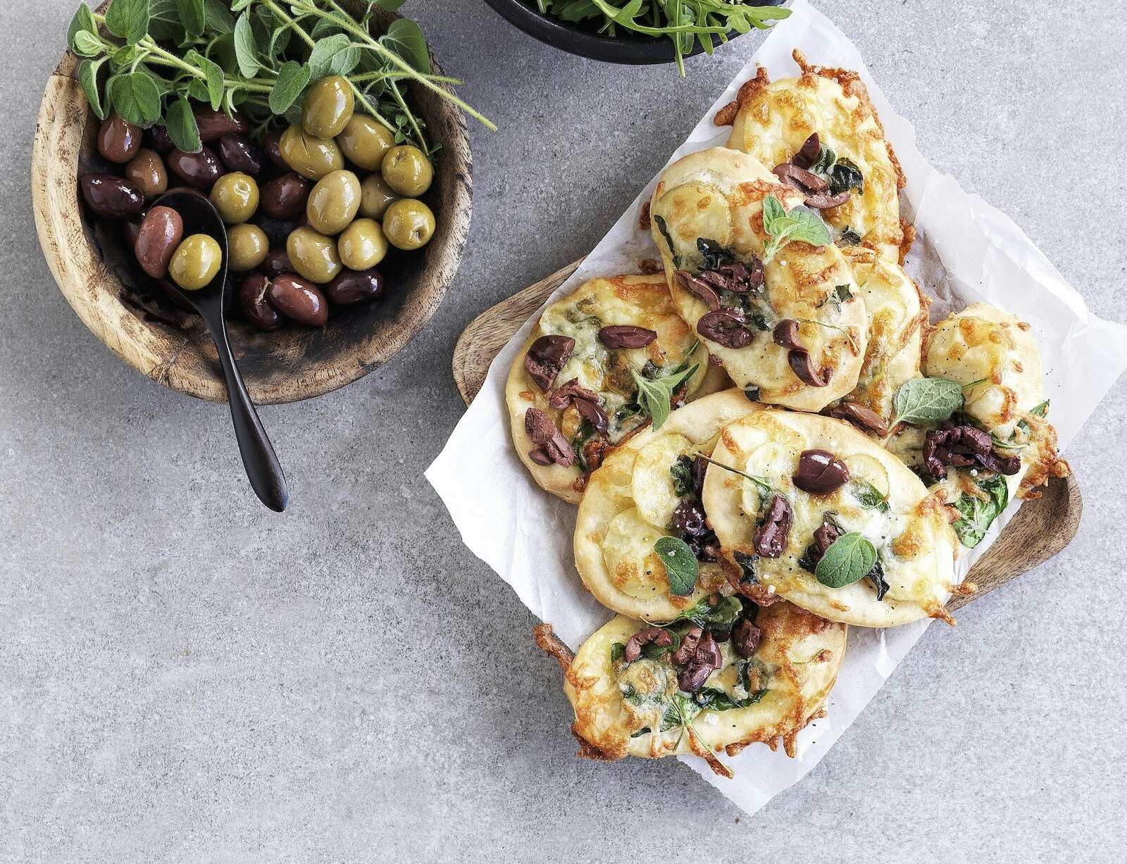 Mini-pizzaer med kartoffel og oliven