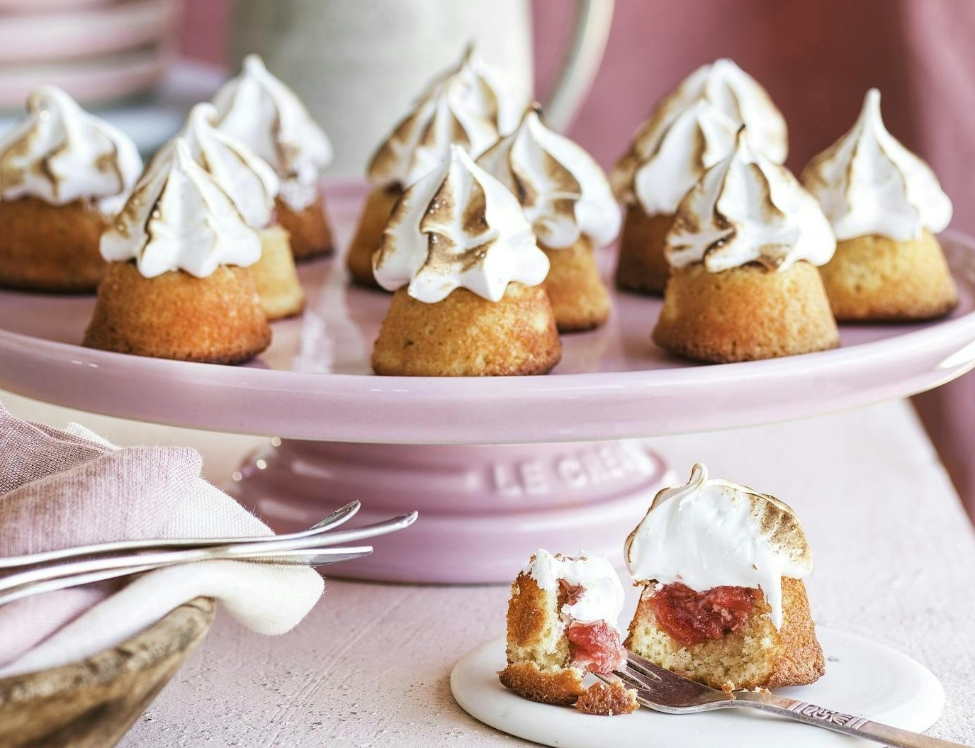 Minimazariner med rabarberkompot og marengs