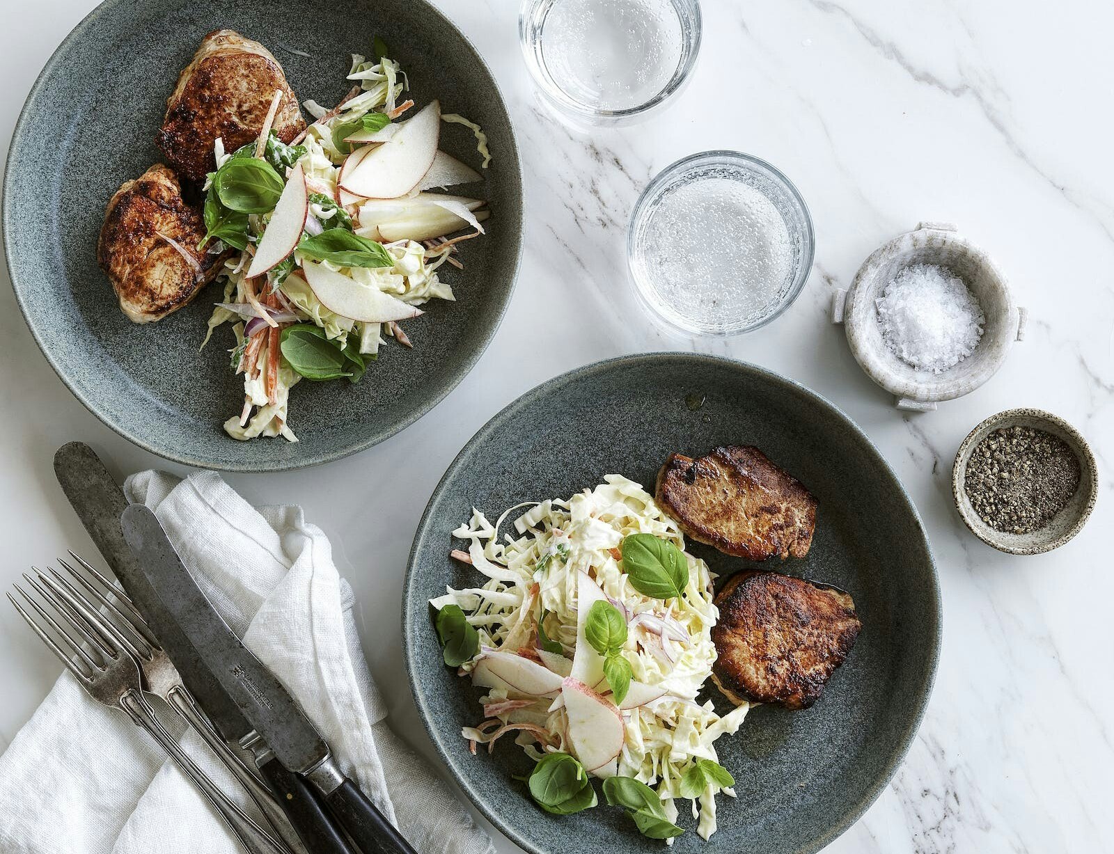 Mørbradbøffer med coleslaw og æbler