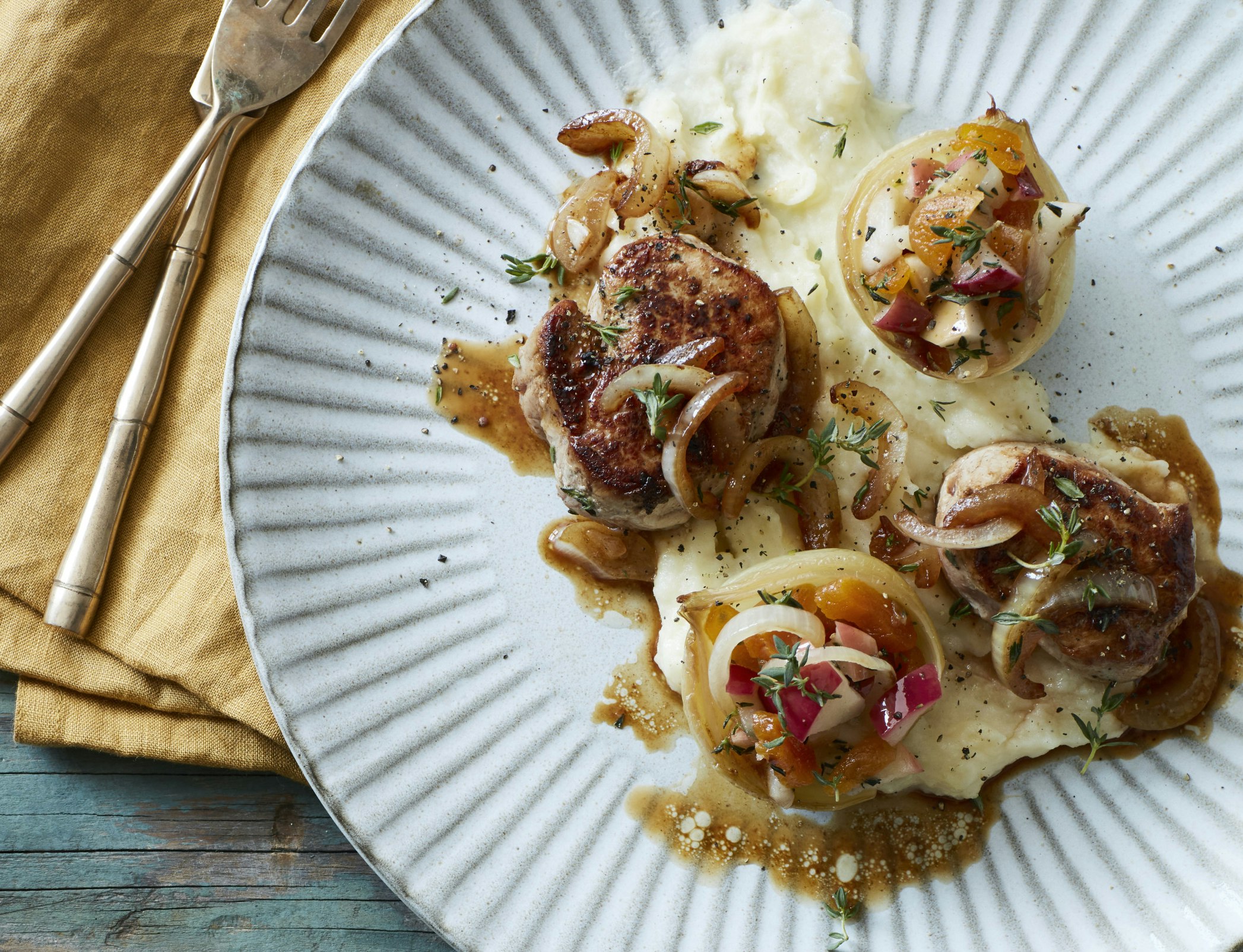 Mørbradbøffer med kartoffelmos og fyldte løg