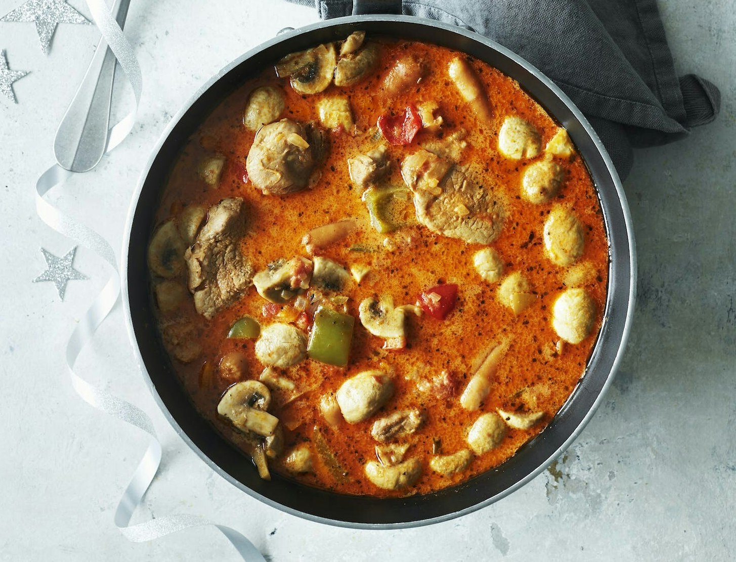 Mørbradgryde med peberfrugter, svampe og pølser