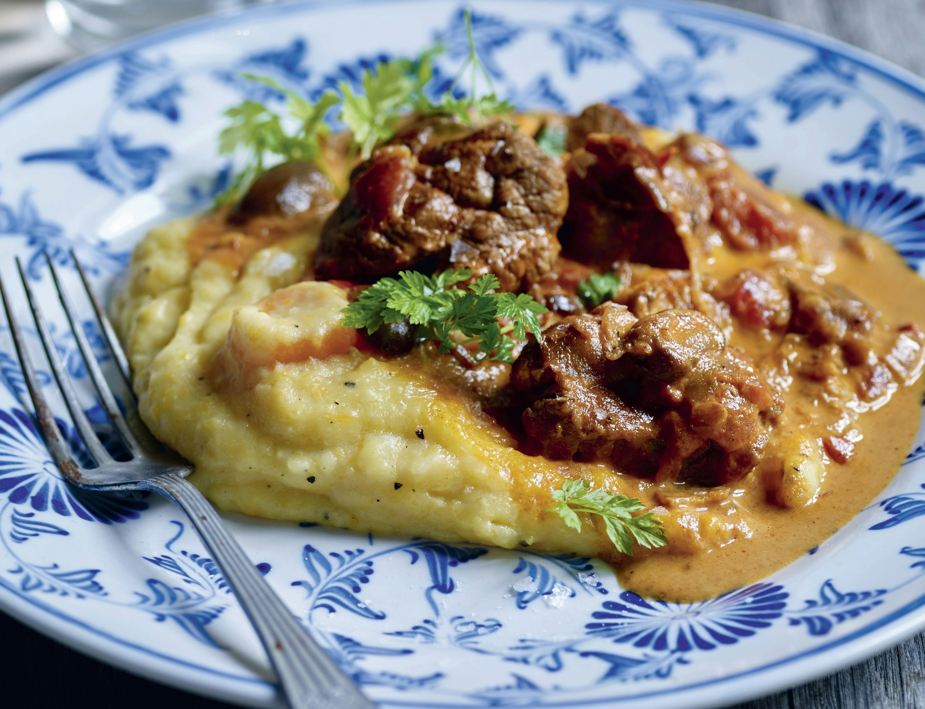 Mørbradgryde med rodfrugtmos