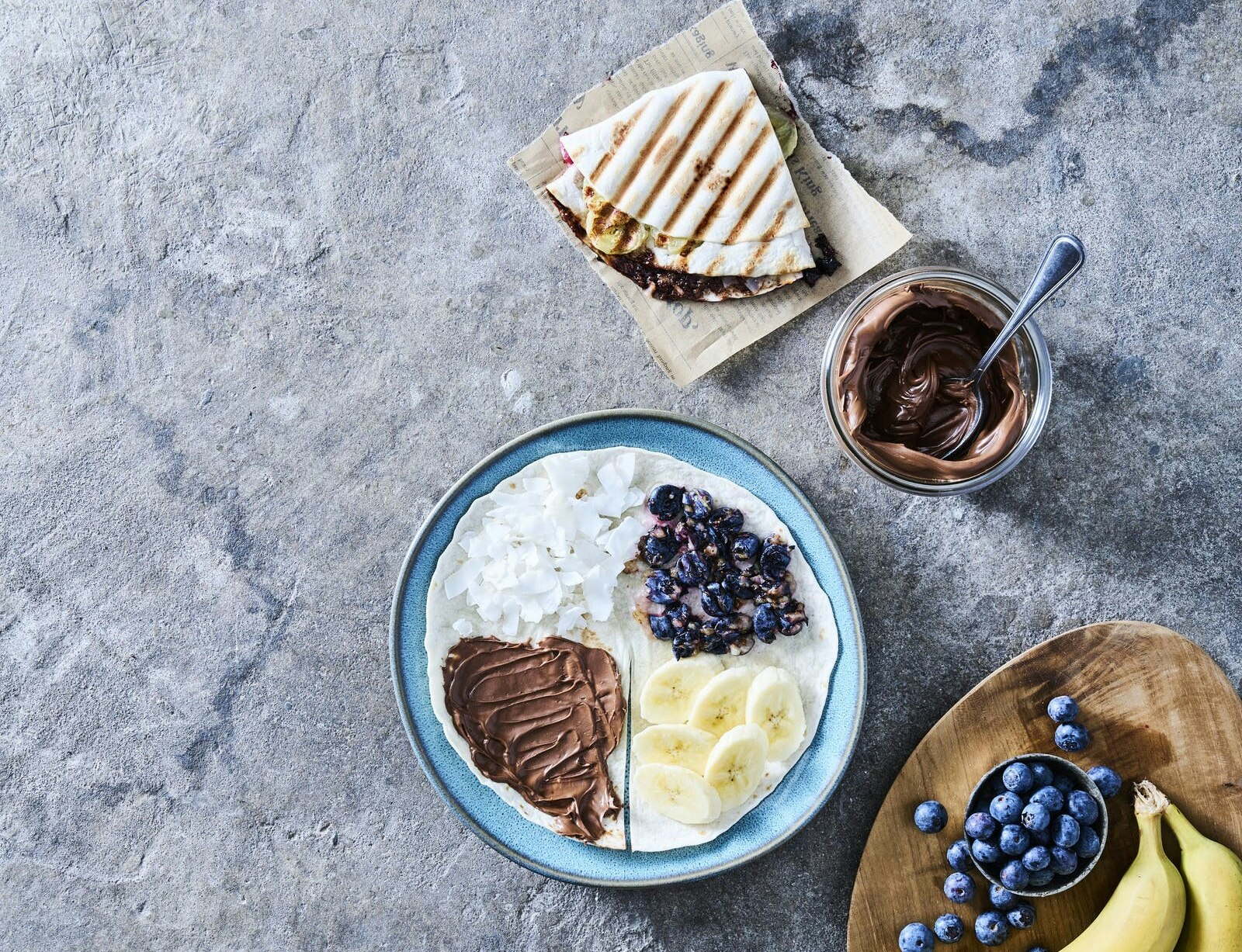 Morgenmads-tortilla med bananer og blåbær