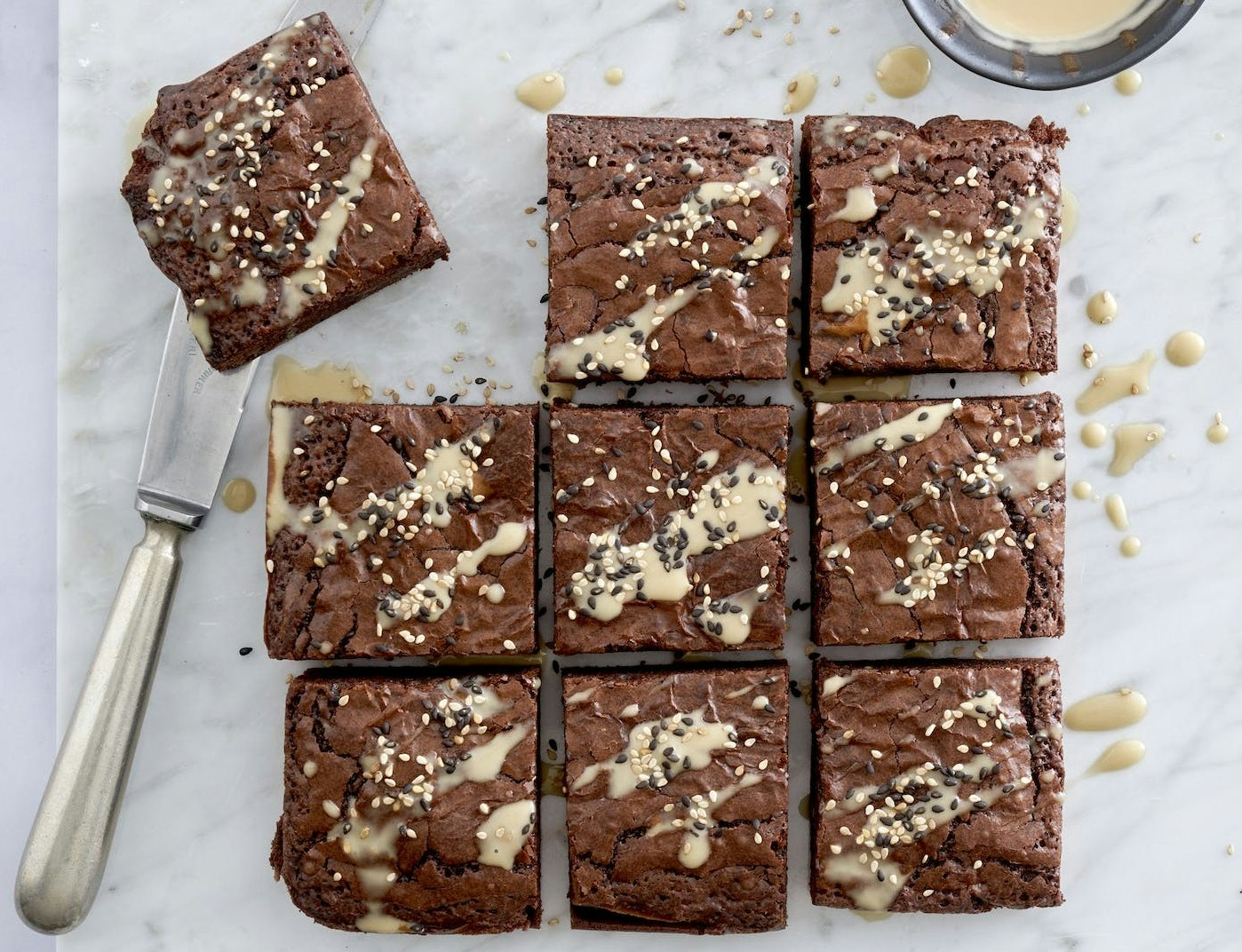 Mørk chokoladebrownie med tahinglasur og sesam