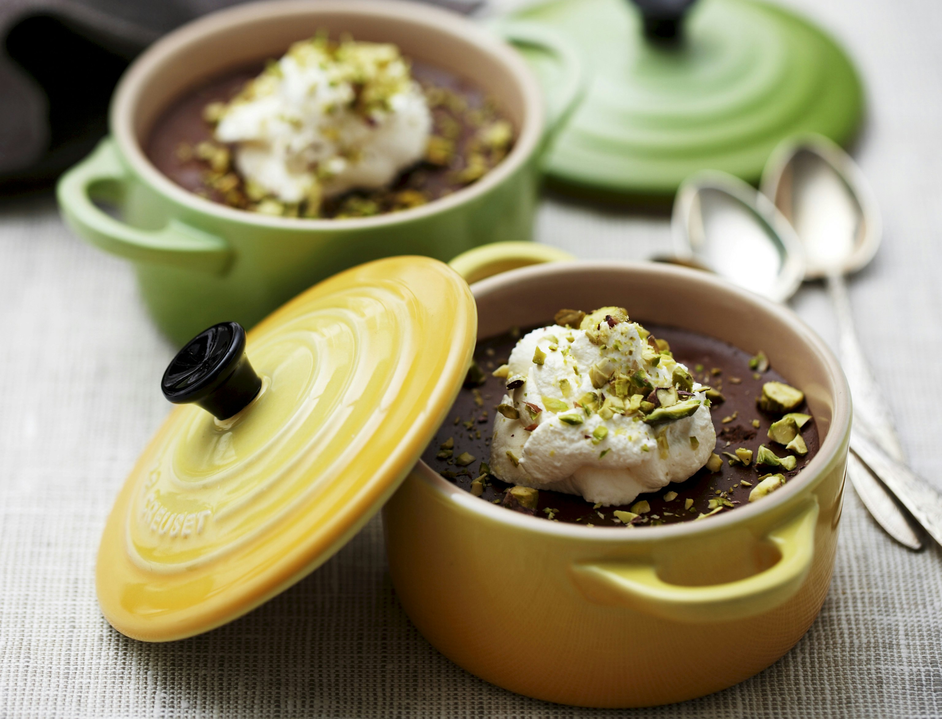 Mørk chokolademousse med skumfiduser og pistacienødder