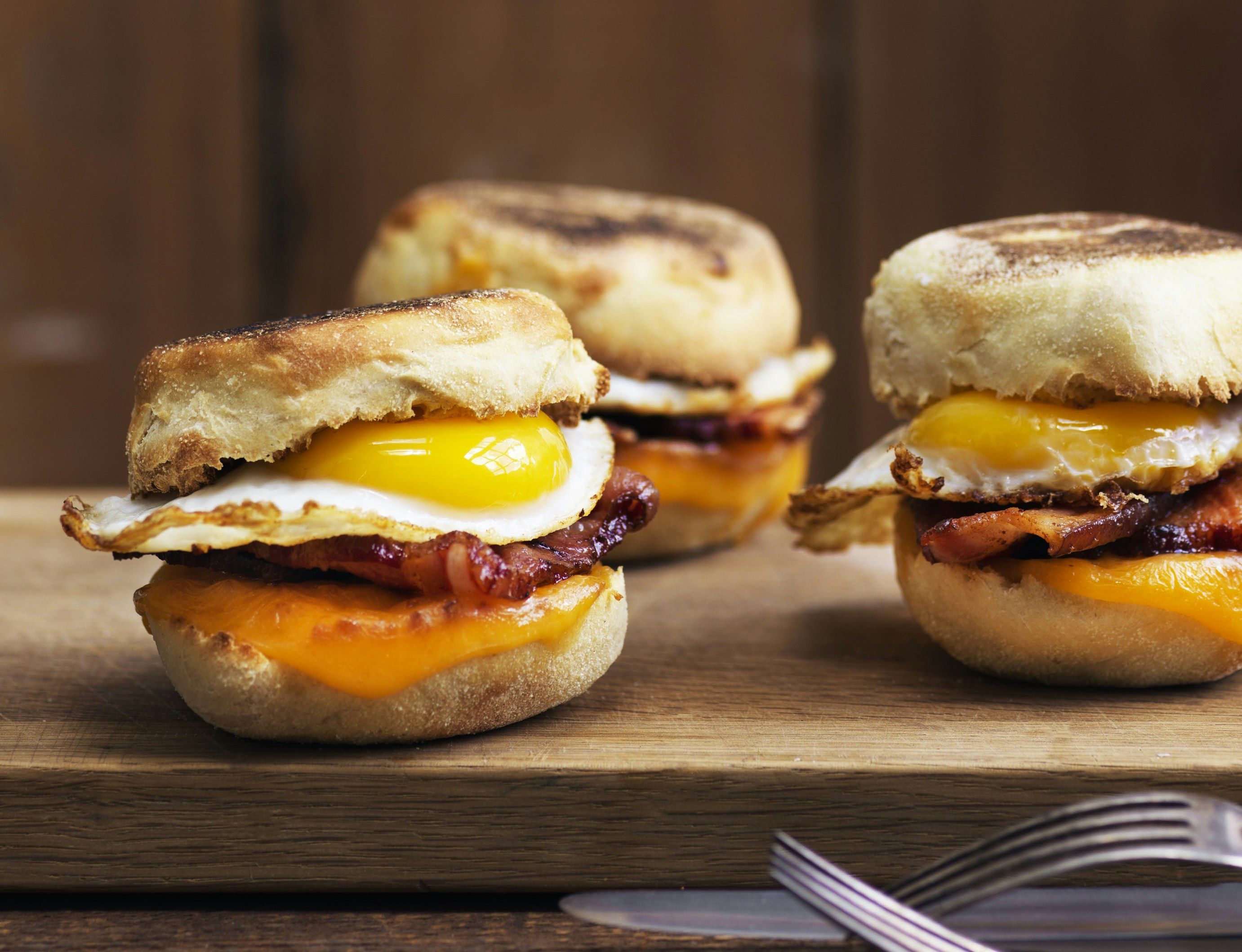 Muffin-sandwich med æg og bacon