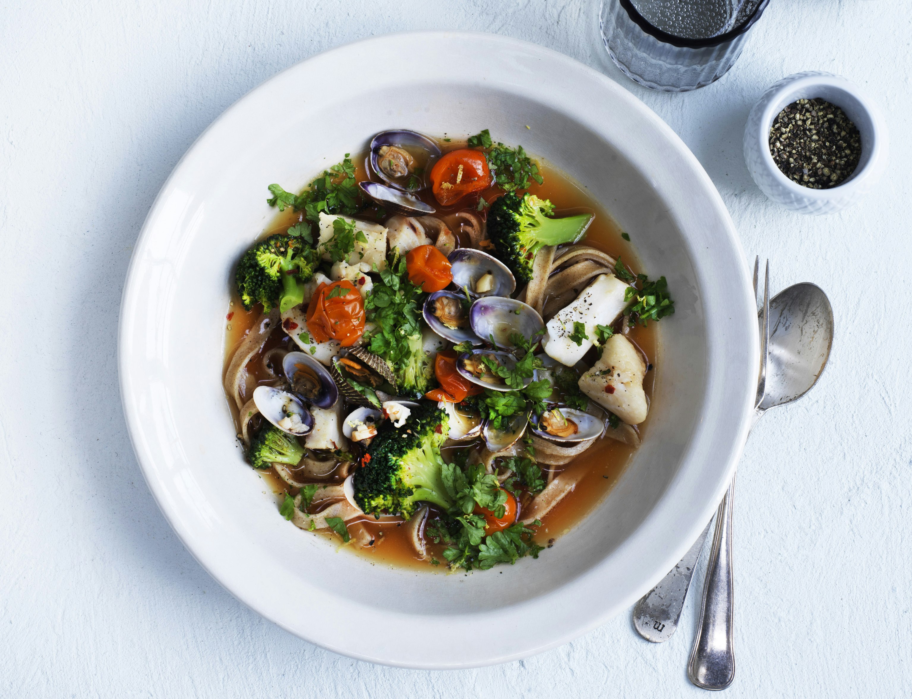 Muslingesuppe med torsk, grøntsager og pasta