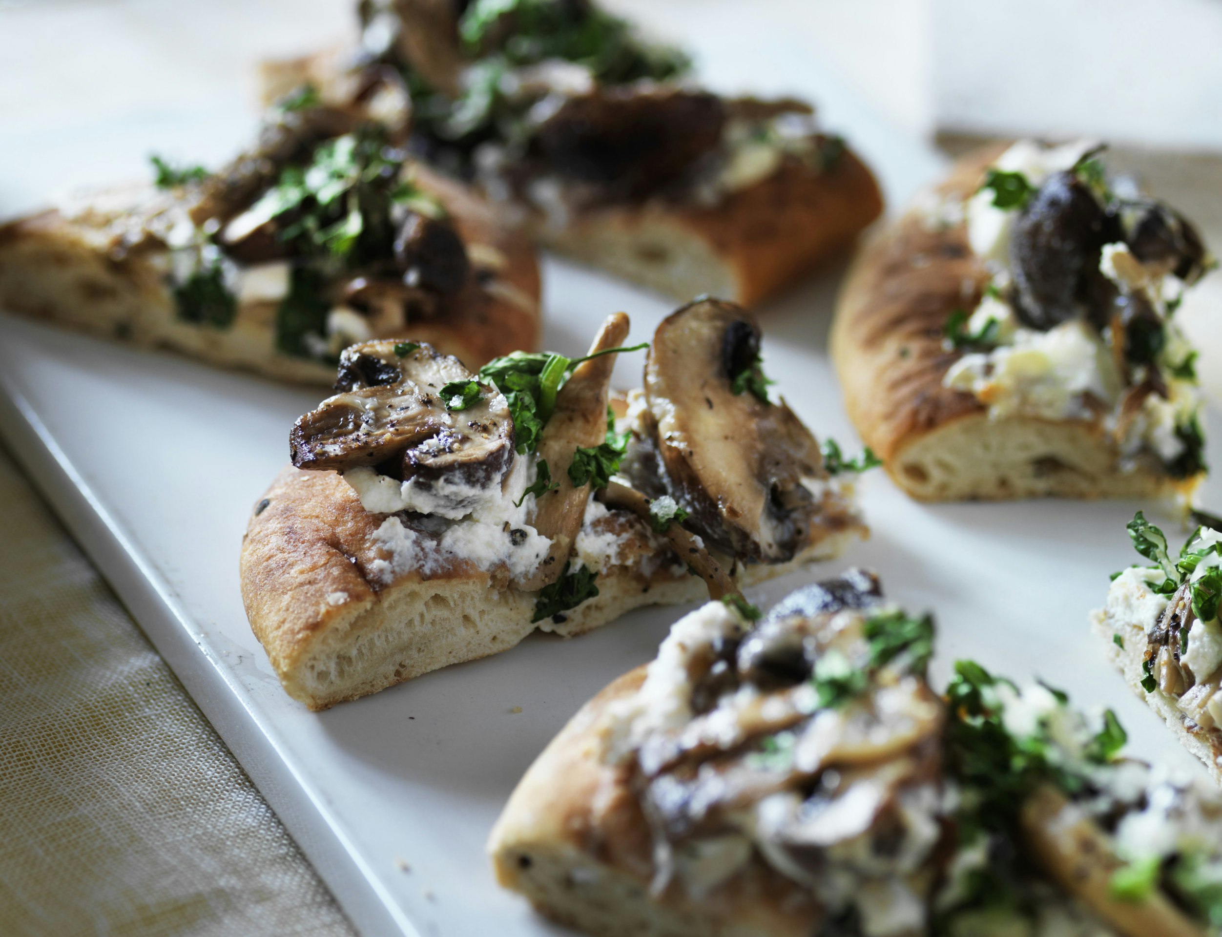 Naanbrødspizza med svampe og ricotta